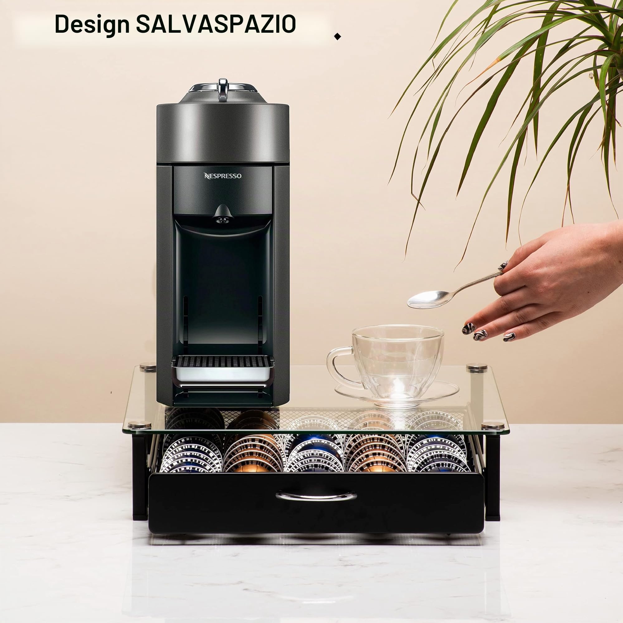 Peak Coffee Vassoio scorrevole per capsule Nespresso Vertuo, 45 capsule - Struttura in vetro e metallo nero per cialde macchine da caffè Nespresso Vertuo, 36 x 37 x 8,5 cm