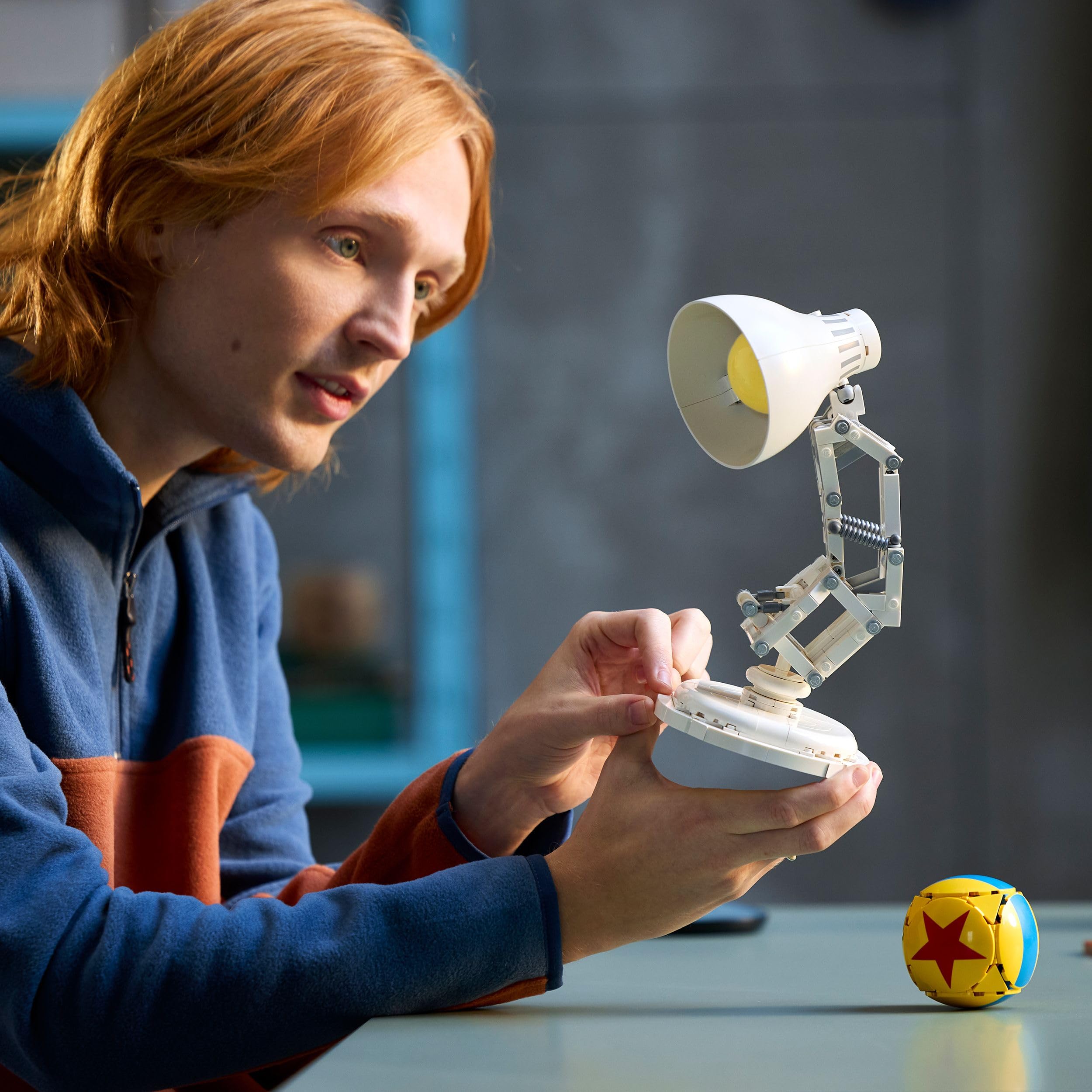 LEGO Ideas | Disney Pixar Luxo Jr. - Set con Lampada da Costruire per Adulti - Gadget Cinematografico con Riferimenti ai Film - Decorazione per la Casa da Scrivania - Idea Regalo da Collezione - 21357