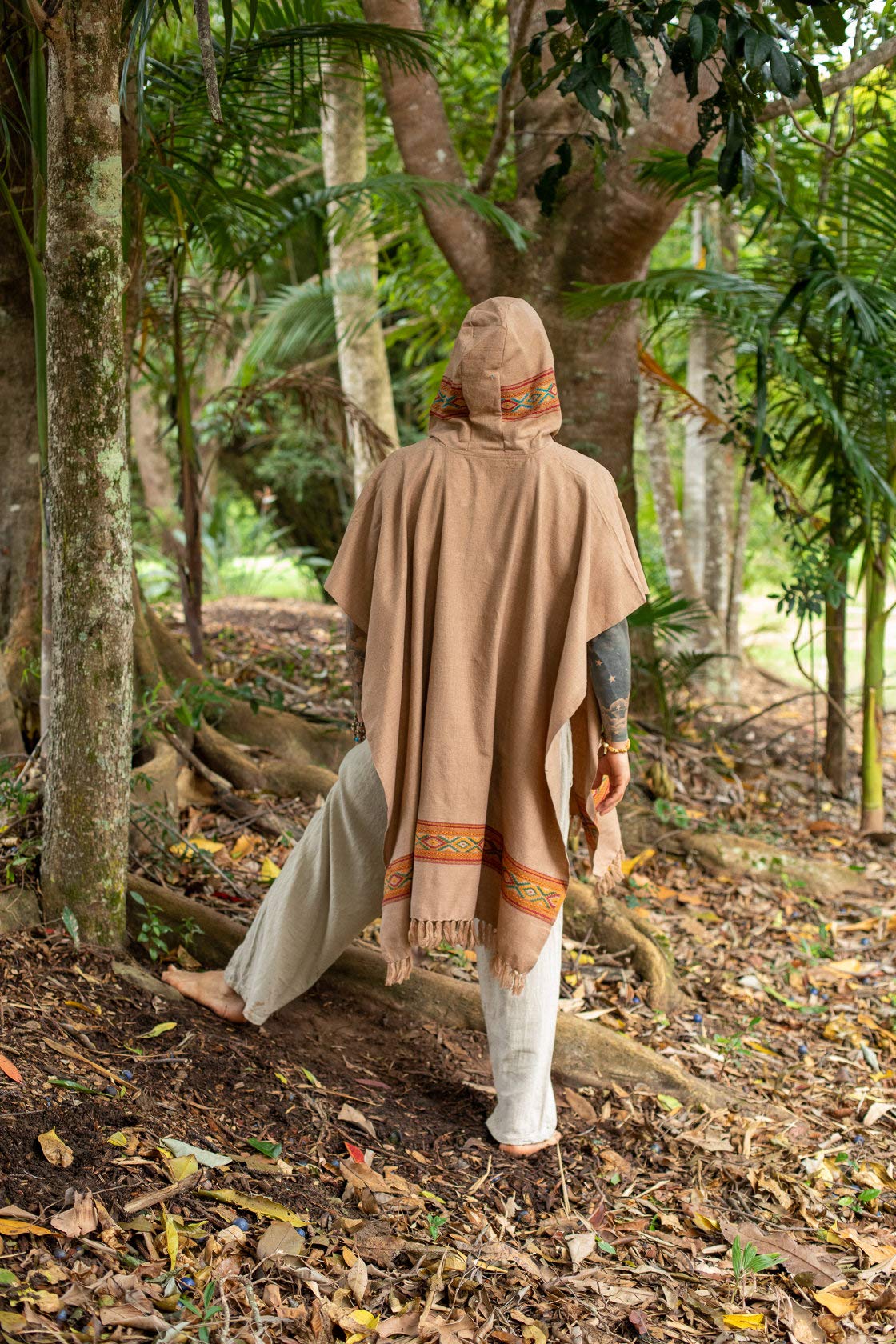 AJJAYA UPEKKHA Poncho con capucha marrón para hombre largo de lana de cachemir con bordado tribal, capucha grande, bolsillos, hippie, primitivo, gitano, boho
