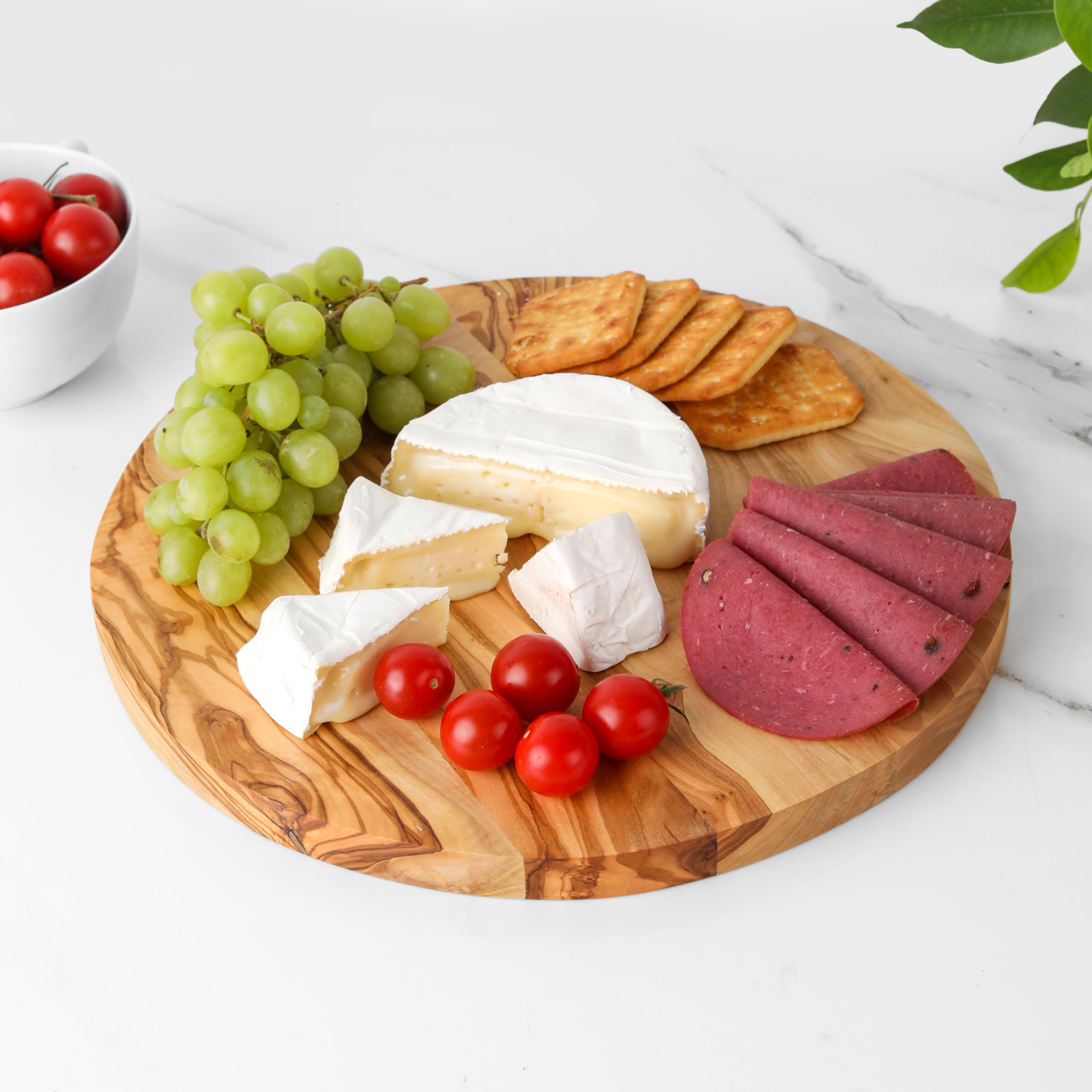 Handgefertigtes rundes Paddelbrett aus Olivenholz – gestreiftes Servierbrett für Käse, Brot und Vorspeisen + Bienenwachs und Personalisierung (35 cm)