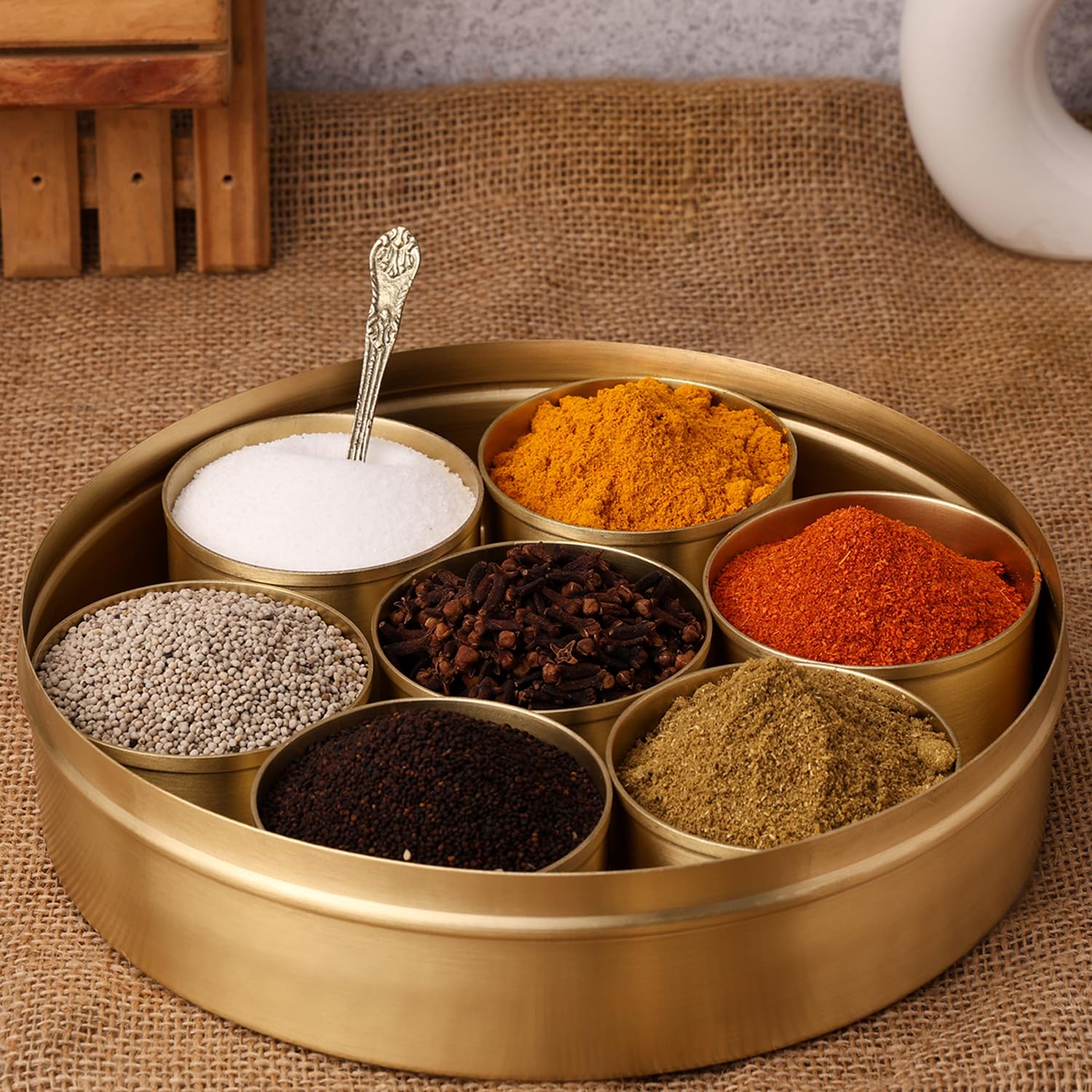 ANCIENTIMPEX Masala Dabba Gewürzbox aus Messing mit 7 Schüsseln, Löffel und Deckel, traditioneller indischer Masala Daani für Küche, Gewürz-Organizer und Aufbewahrungsbox (22,9 cm)
