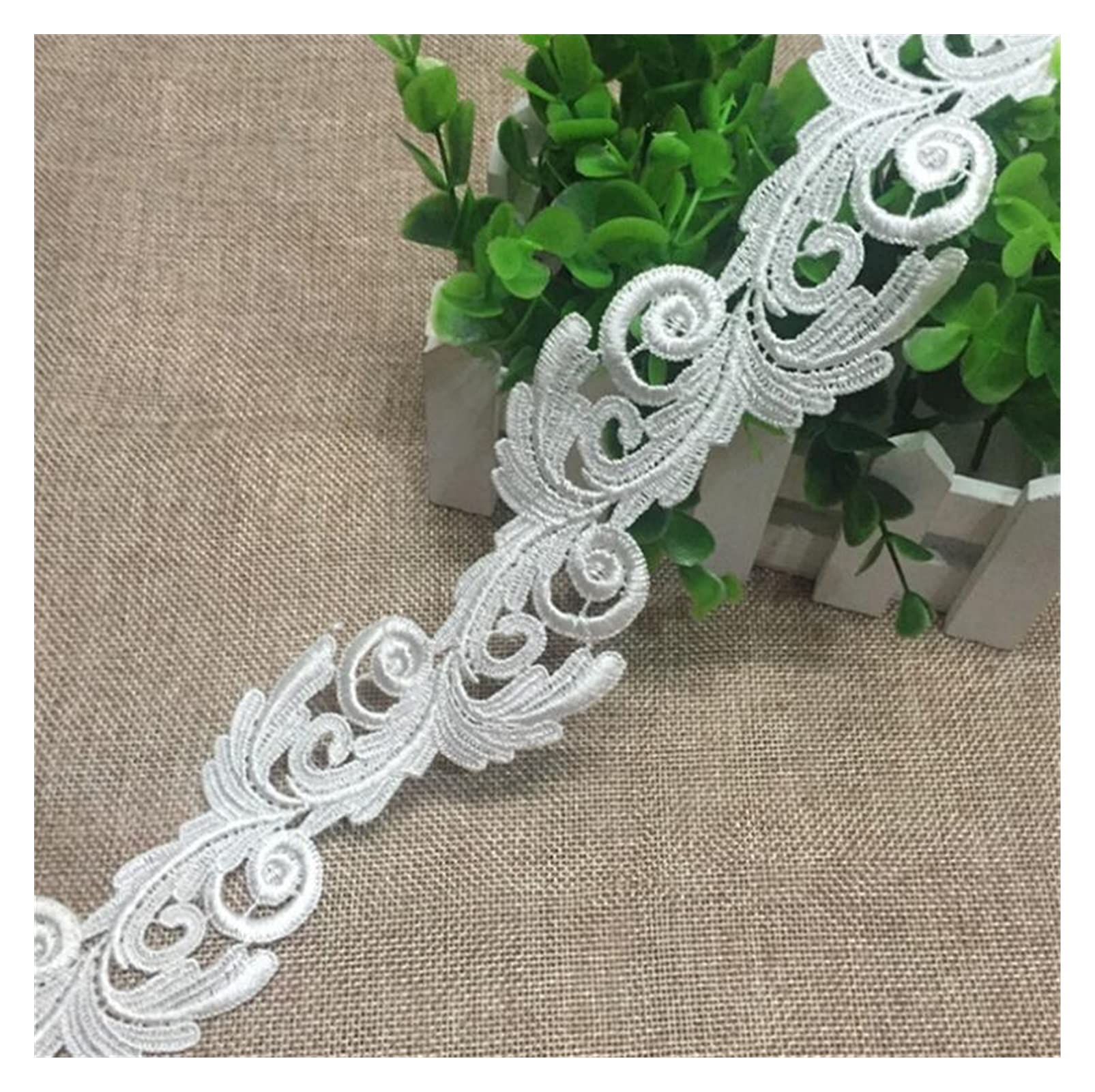 Dentelle de polyester SD802 ruban de 4cm de large pour réparer et embellir vos vêtements usés