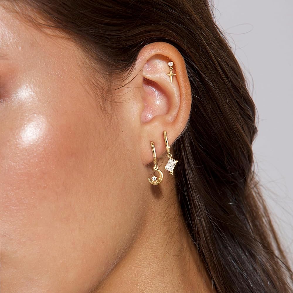 アクセサリー MIZUKI 14K Baby Huggie Hoop Pierce Huggie Hoop Earrings With Figure Skates Charm, Handcrafted