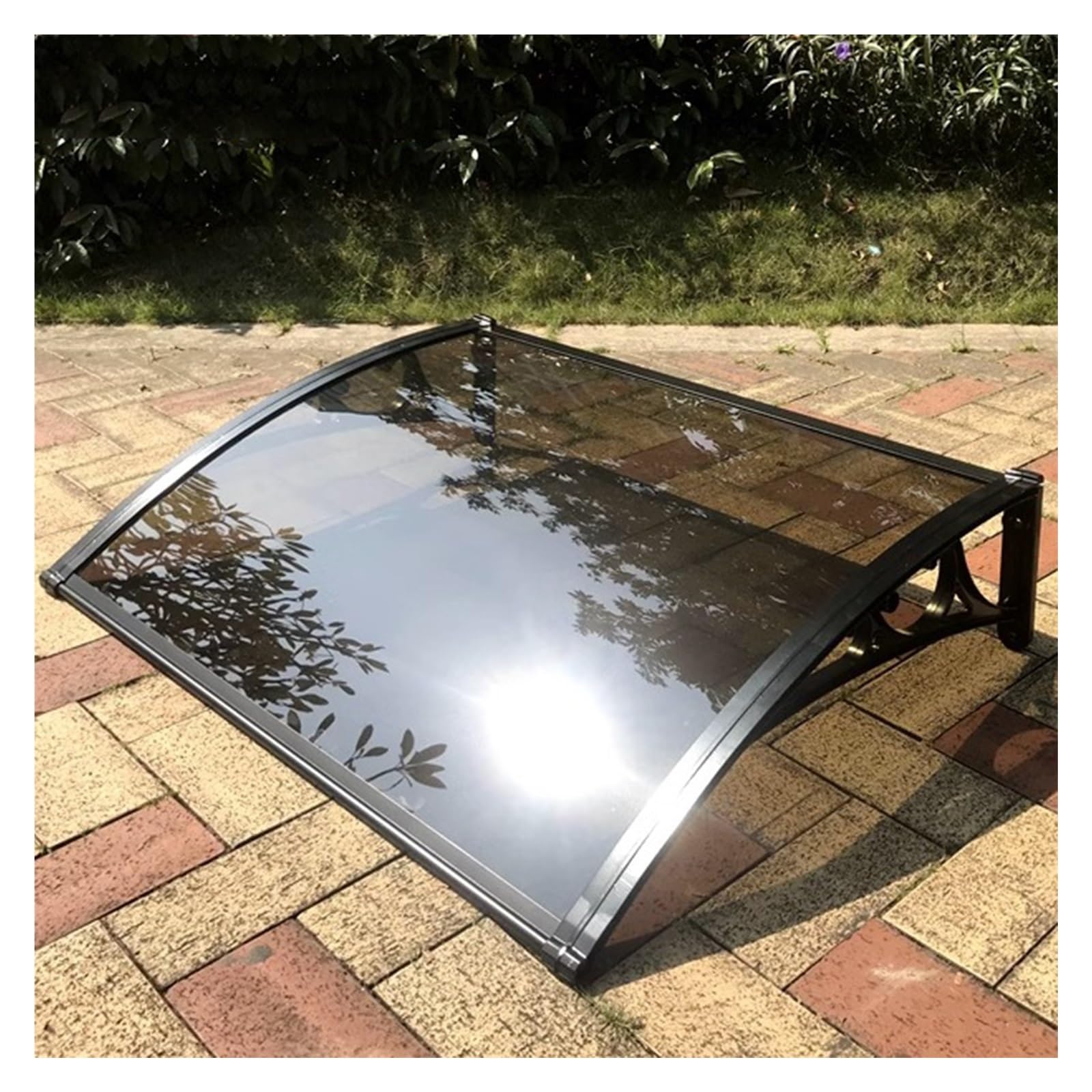 Auvent en polycarbonate marron au design architectural pour terrasse