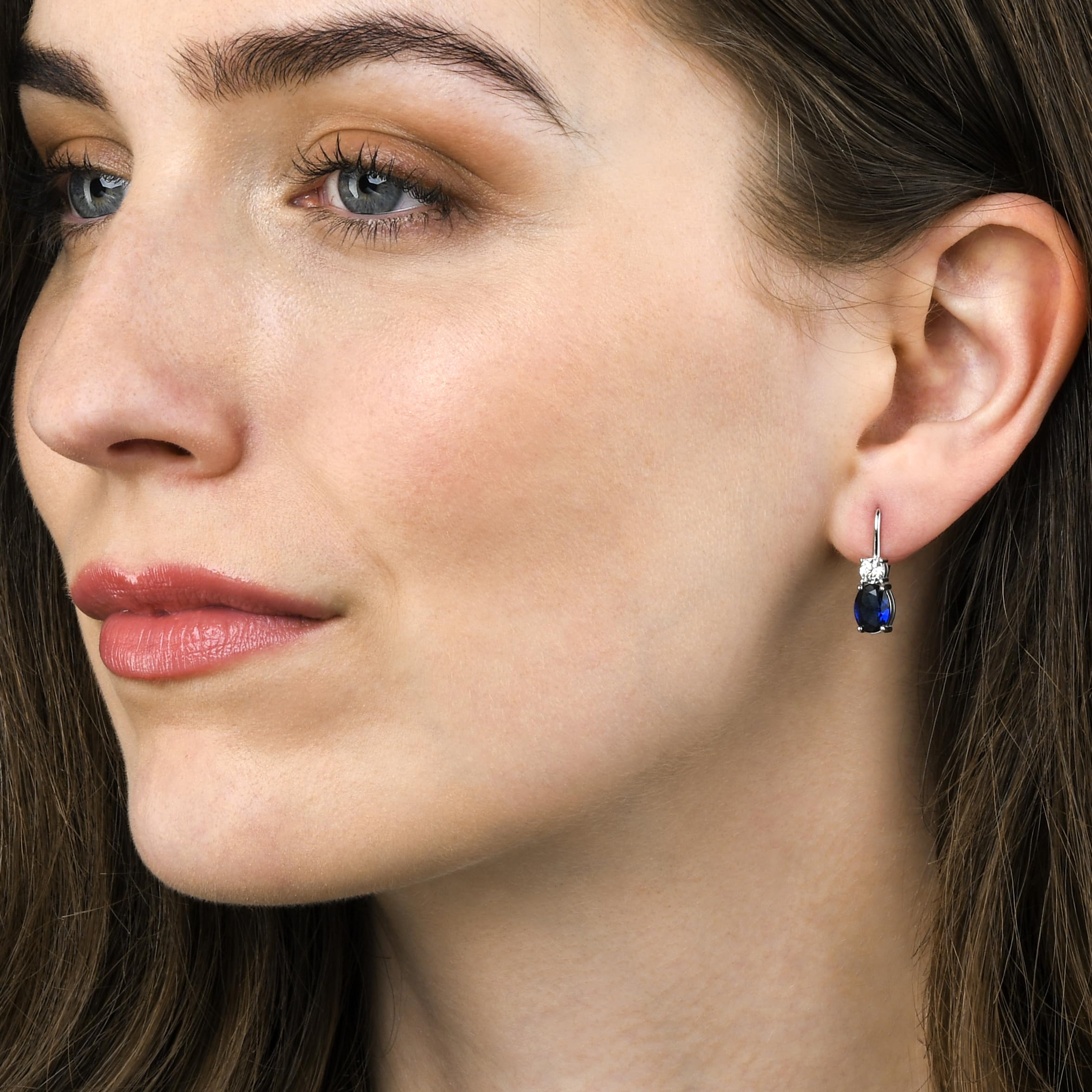 Diamond Treats 925 Sterling Silber Ohrringe für Damen und Teenager, süße Tropfenohrringe für Frauen mit grünen, blauen oder roten Zirkonia-Steinen, elegante Leverback-Ohrringe aus 925 Silber