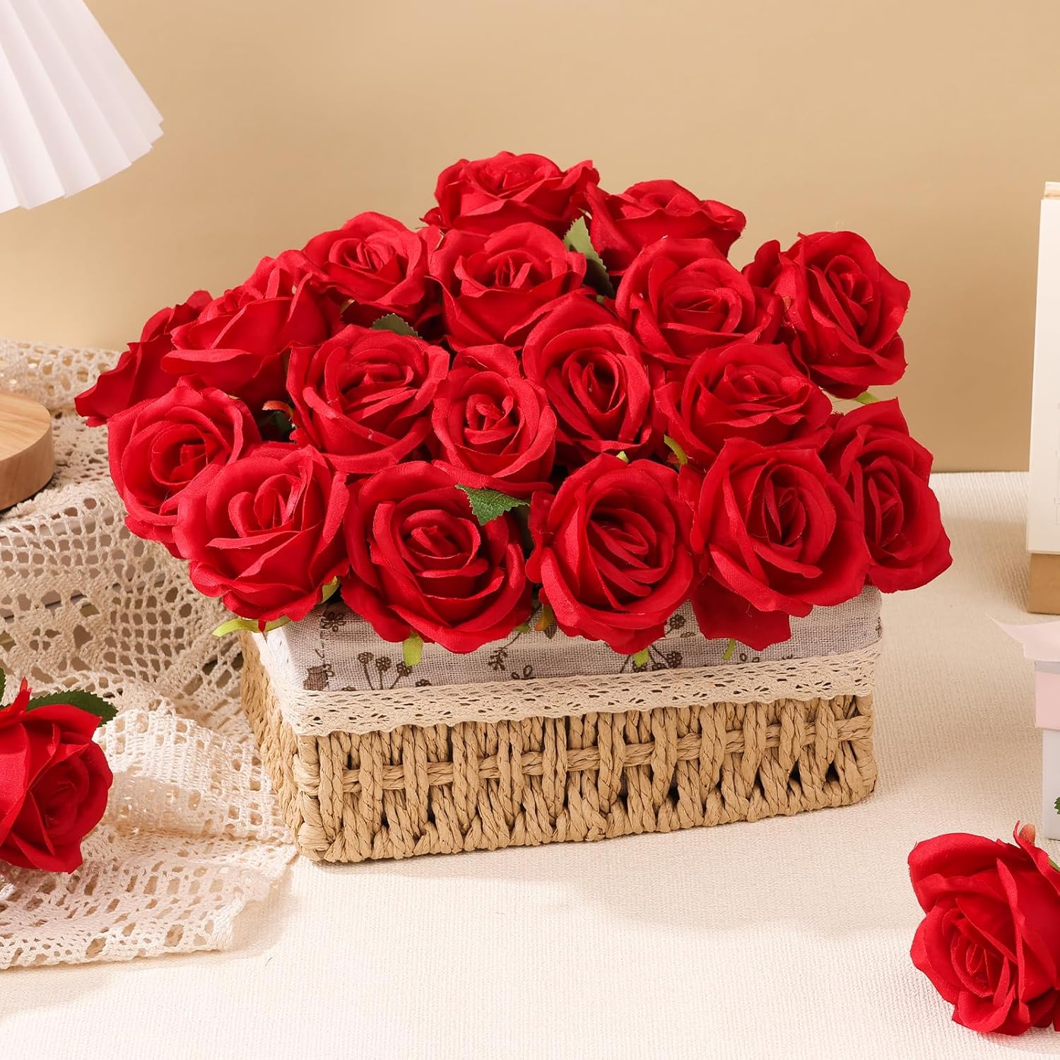 50 Pcs Artificial Red Rose Bluk Fake Flowers with Stem Realistic Silk Roses Bouquet Coffee Table Decor Flower Arrangement for Wedding Centerpieces Home Office Farmhouse Holiday Decorations