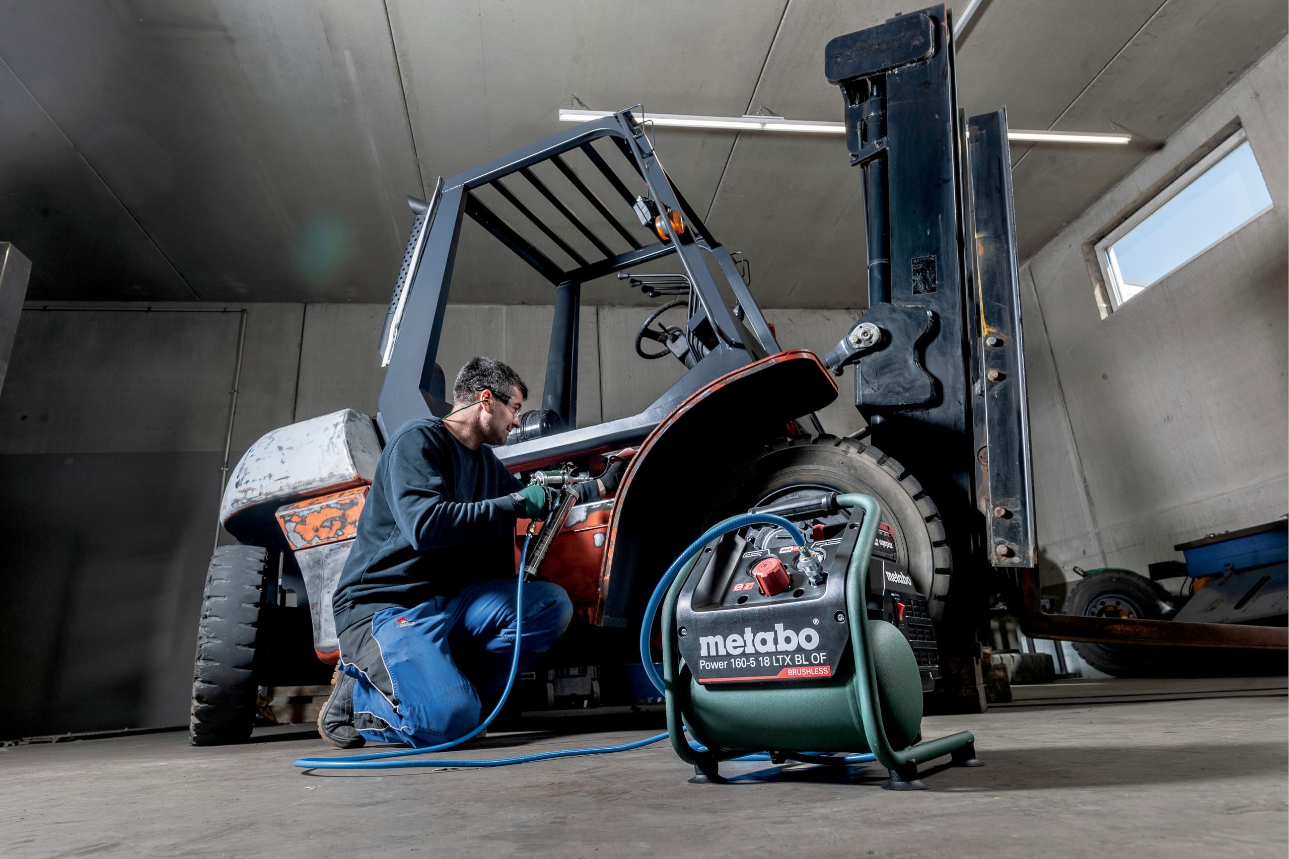 metabo Compresor de Aire a Batería 18V, Portátil, 5L, Motor Brushless | Sin aceite, presión 8 bar, ruido 69.4 dB y soporte para 2 baterías. Sin batería ni cargador. Peso 9.9 kg.