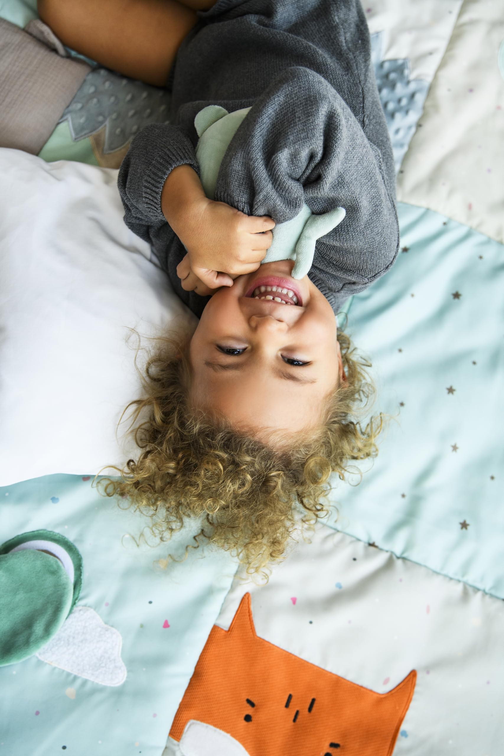 Momi VOLPI Alfombra sensorial para bebés y niños pequeños 120 x 160 cm, Alfombra de Juego y Manta para Gatear para niñas y niños, Plegable en una Bolsa con Asas de Transporte