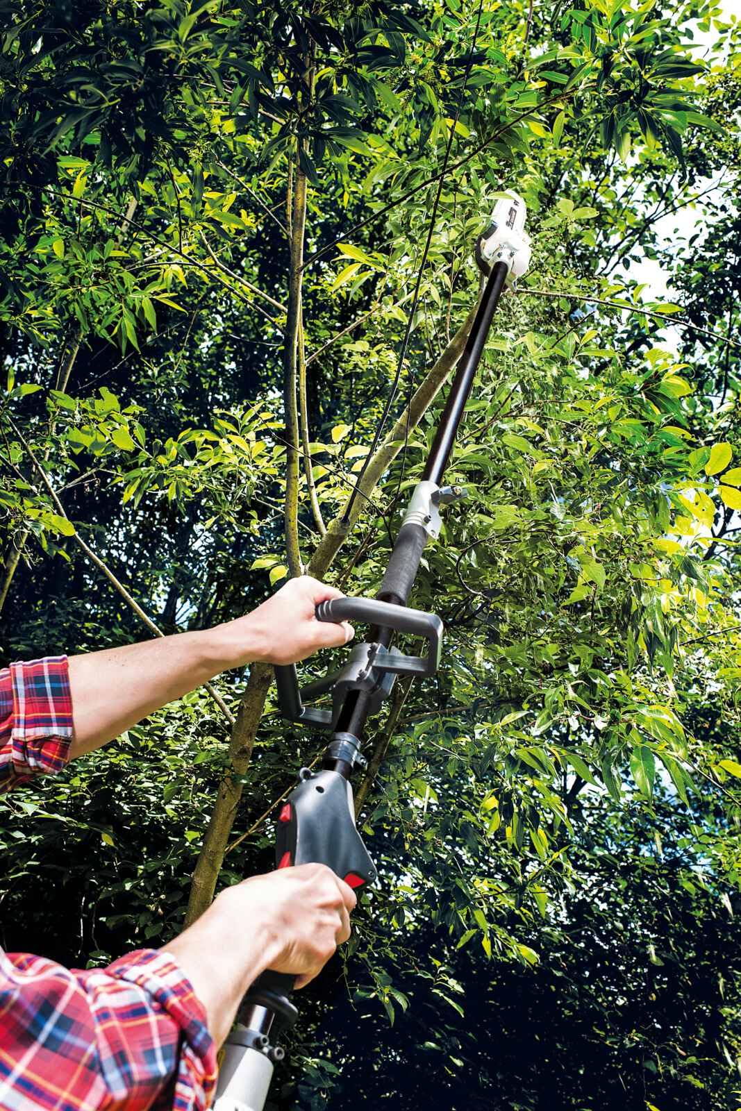 Scheppach Benzin Multigartengerät MT33P Multifunktionsgerät | 4in1 - Rasentrimmer Kettensäge Motorsense Heckenschere | 1,22PS Leistung | 2-Takt-Motor | inkl. Schultergurt und Hüftschutz