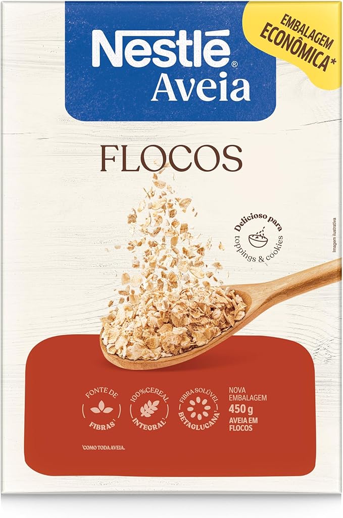Embalagem frontal da Aveia Nestlé Flocos 450g com destaque para a colher de madeira cheia de aveia