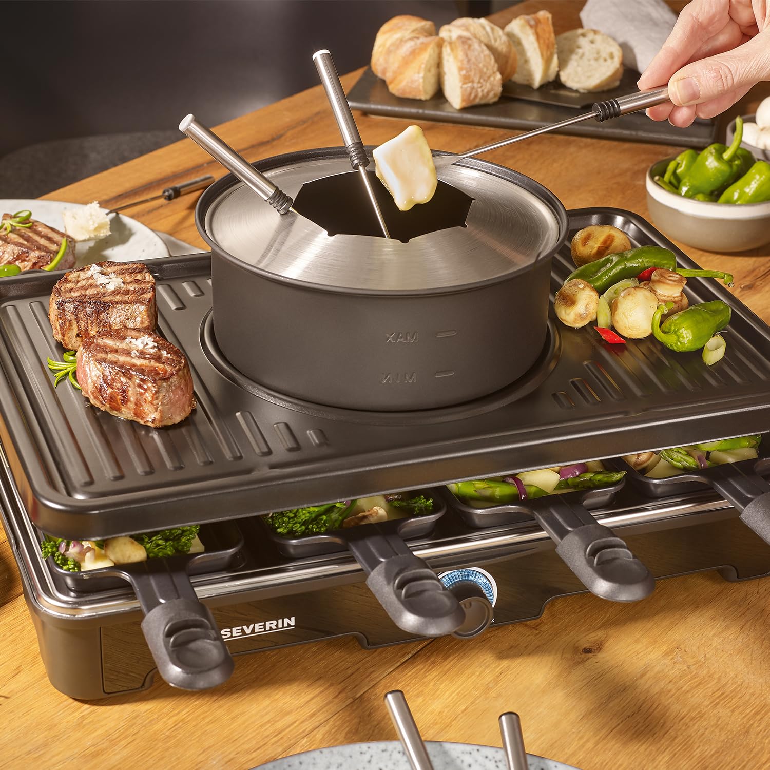 SEVERIN Raclette Grill e Fonduta 2in1, 1400W, 8 Padelline, 8 Spatole e 8 Forchette, Piastra Ceramica, Temperatura Regolabile, Cavo Lungo 195 cm, 42,0 x 28,0 x 12,0 cm, Nero - RG 2347