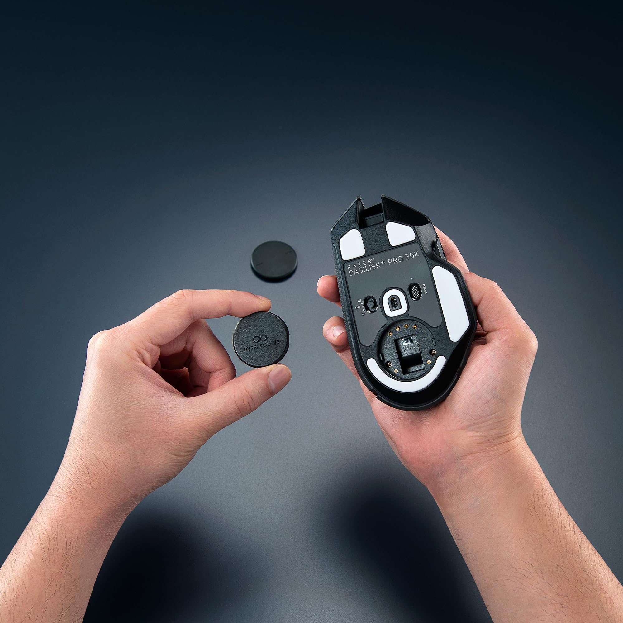 Razer HyperFlux V2 - Tappetino per mouse con ricarica wireless per mouse da gioco - tappetino per mouse da gioco e disco di ricarica (indicatore di ricarica a LED, piedini in gomma antiscivolo) Nero