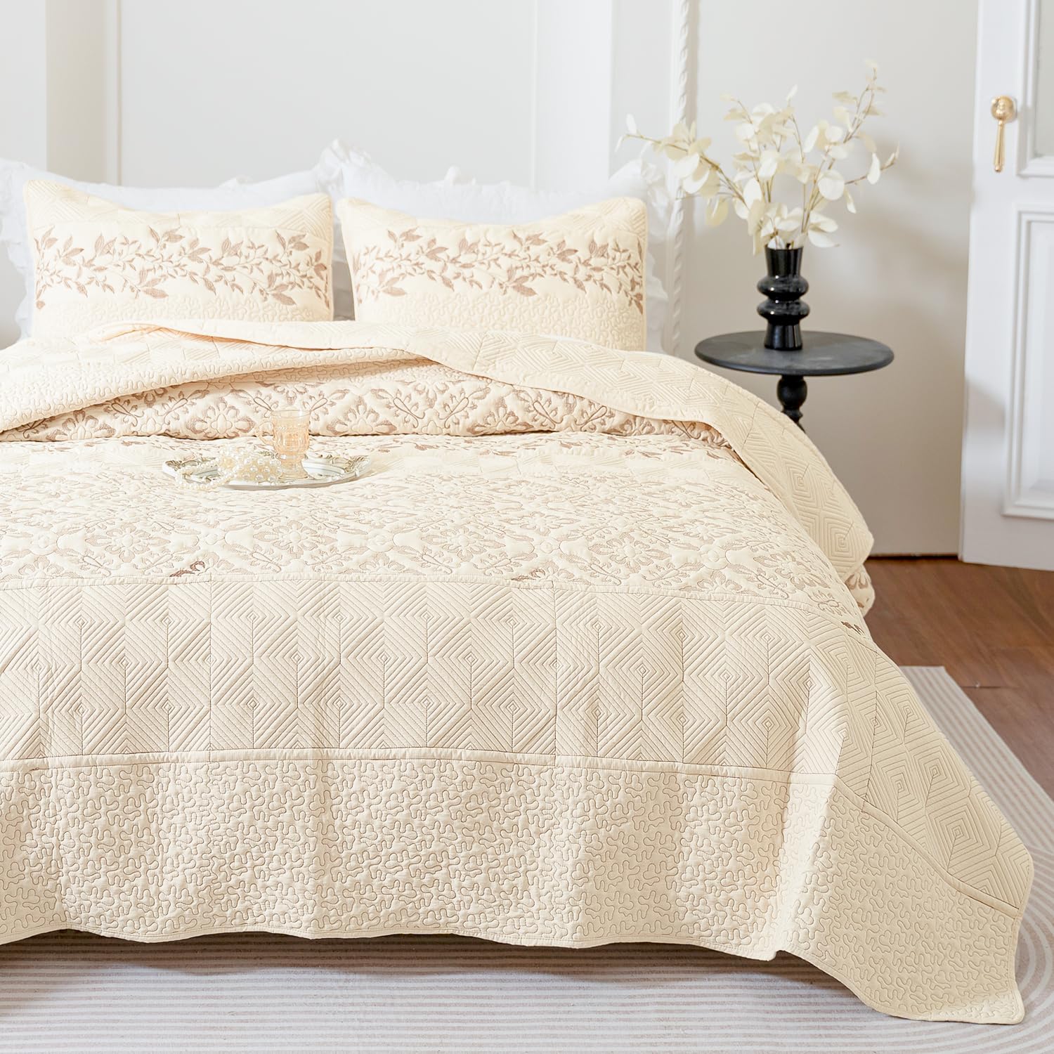 BOV 106X96 Boho Bedding Beige Bedspread Reversible Soft Microfiber Lightweight Coverlet with 2 Pillow Shams King Bedding for All Seasons
