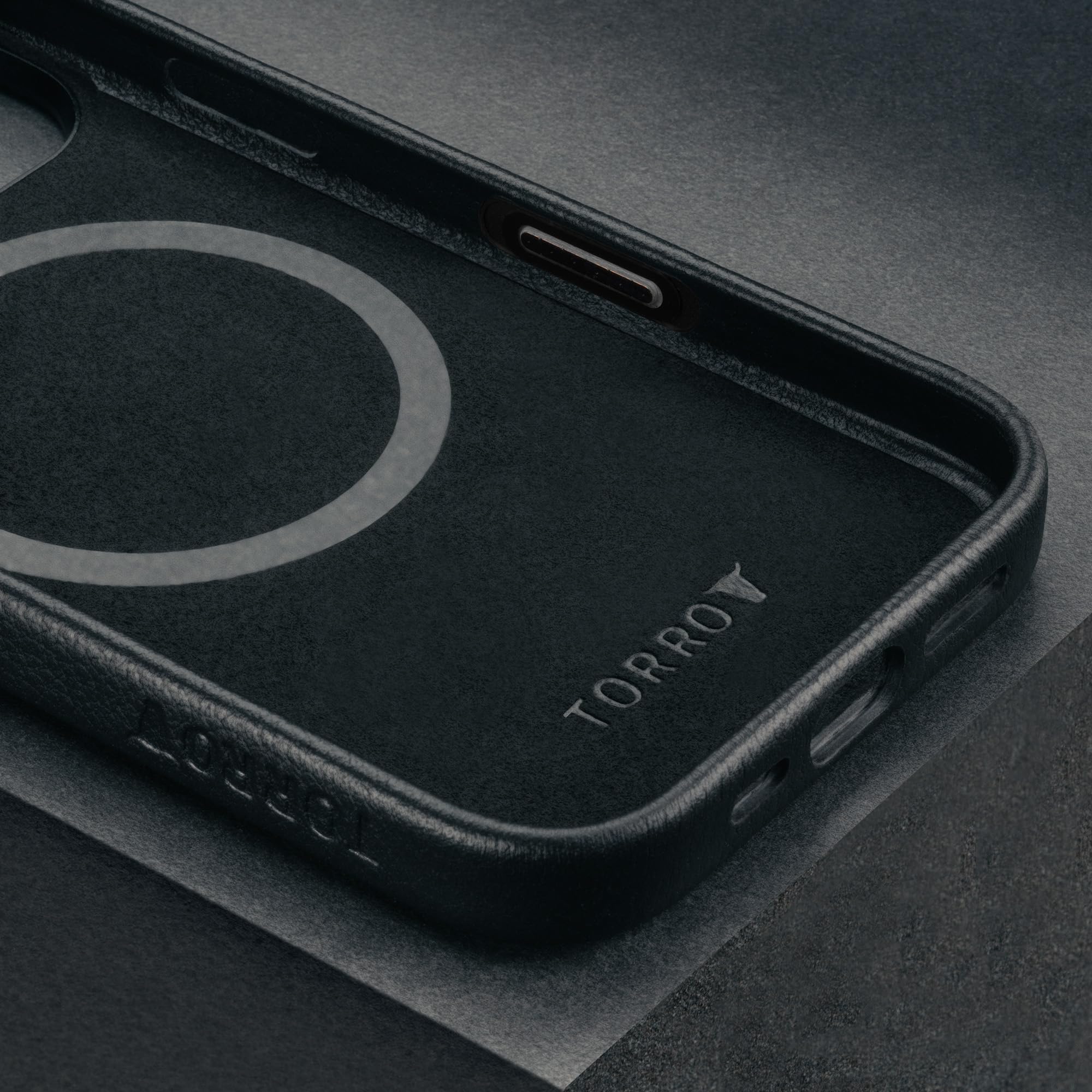 TORRO Echt Leder Hülle Kompatibel mit iPhone 16 Pro – MagSafe-Ladung-kompatible Schlanke Bumper Hülle (Schwarz)