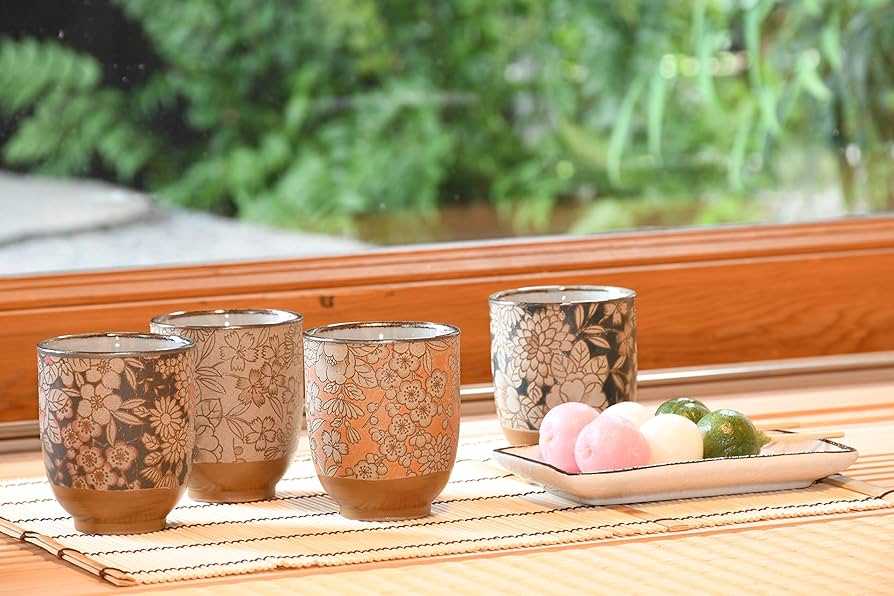 Amazon | 美濃焼 湯呑み [ 4客 / 黒 白 紺 オレンジ ] 華友禅