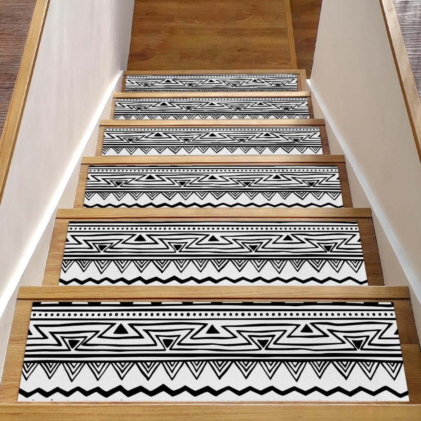 Peldaños antideslizantes para perros en escaleras de madera interiores con diseño de alfombras