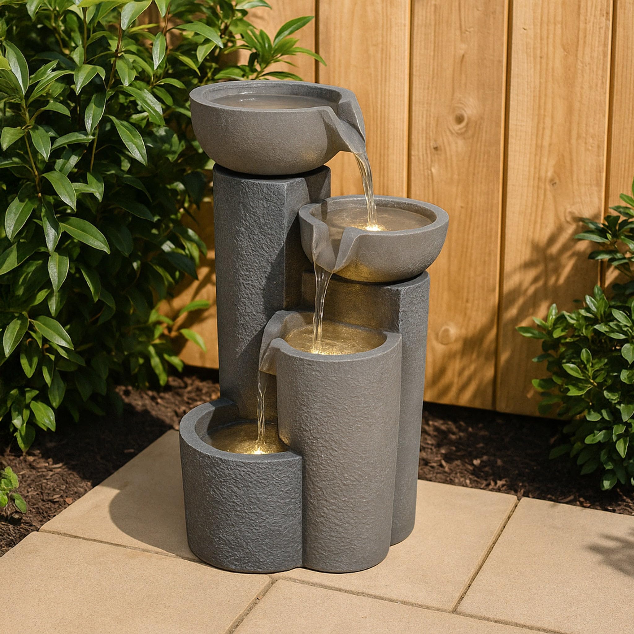 Kaskadierende Outdoor-Wasseranlage – Elektrischer Gartenbrunnen in Grau – 3 warmweiße LED-Leuchten – Netzbetriebene Pumpe – Deko für Garten & Zuhause – Tranquil Tiers – Reinigungsbürste