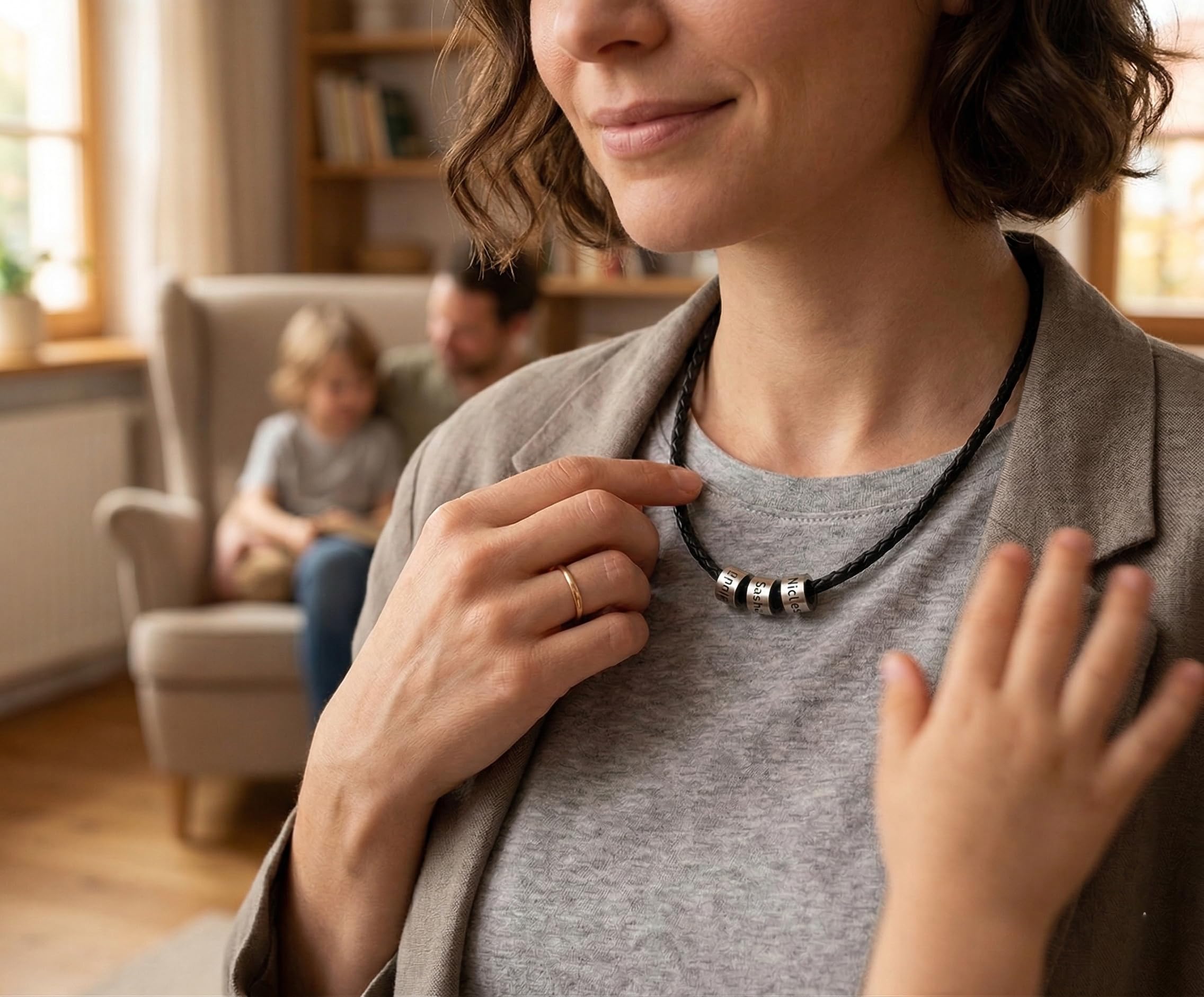 Personalisierte Halskette mit 3 Gravur-Anhängern aus Edelstahl – Individuelle Kette mit Wunschnamen & Datum – Lederband oder Edelstahlkette – Handgefertigt – Geschenk für Damen & Herren