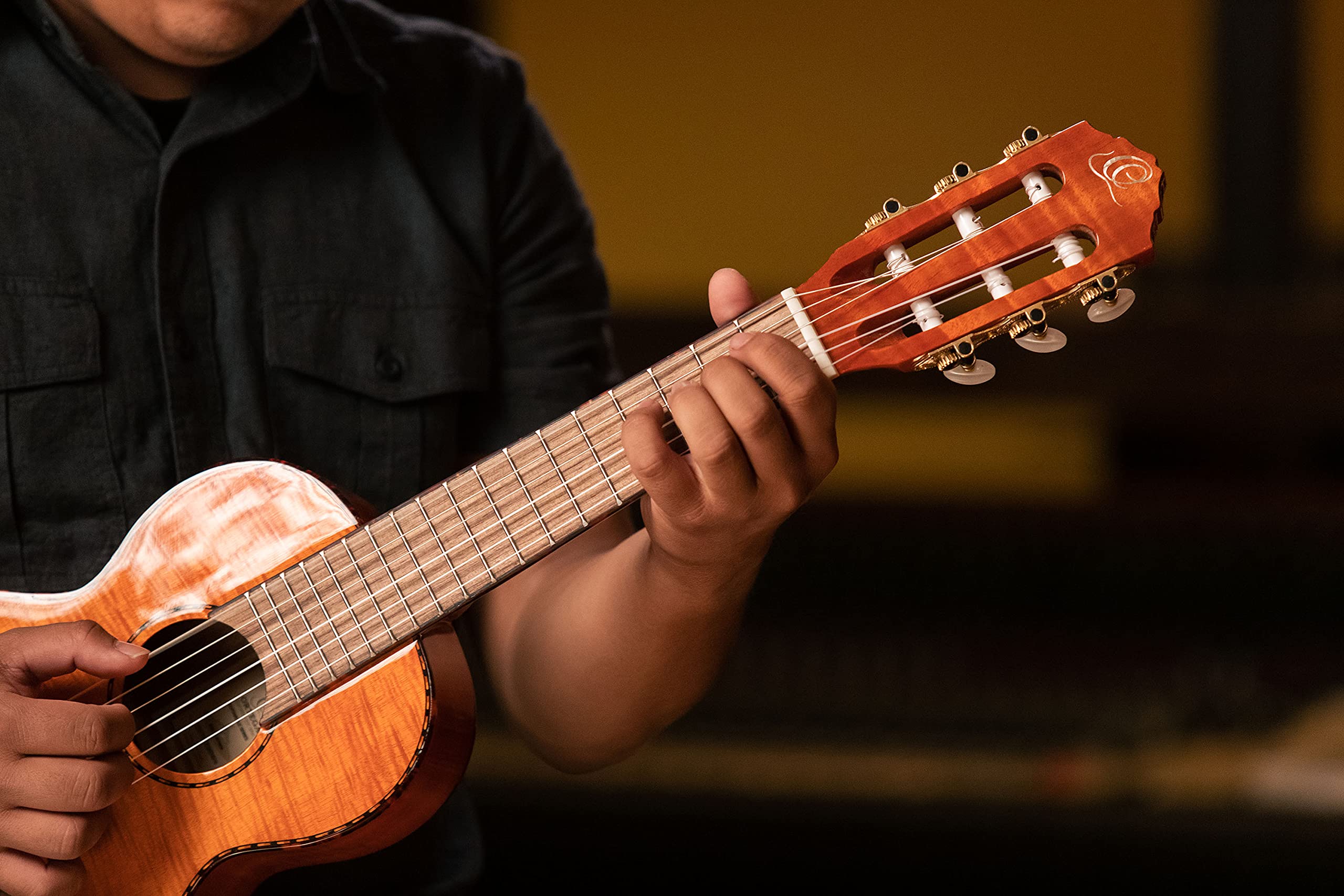 Ortega Guitars Reise Gitarre Elektro-Akustisch – Mini Travel Series – Geflammtes Mahagoni, Hochglanz Natur (RGLE18FMH)