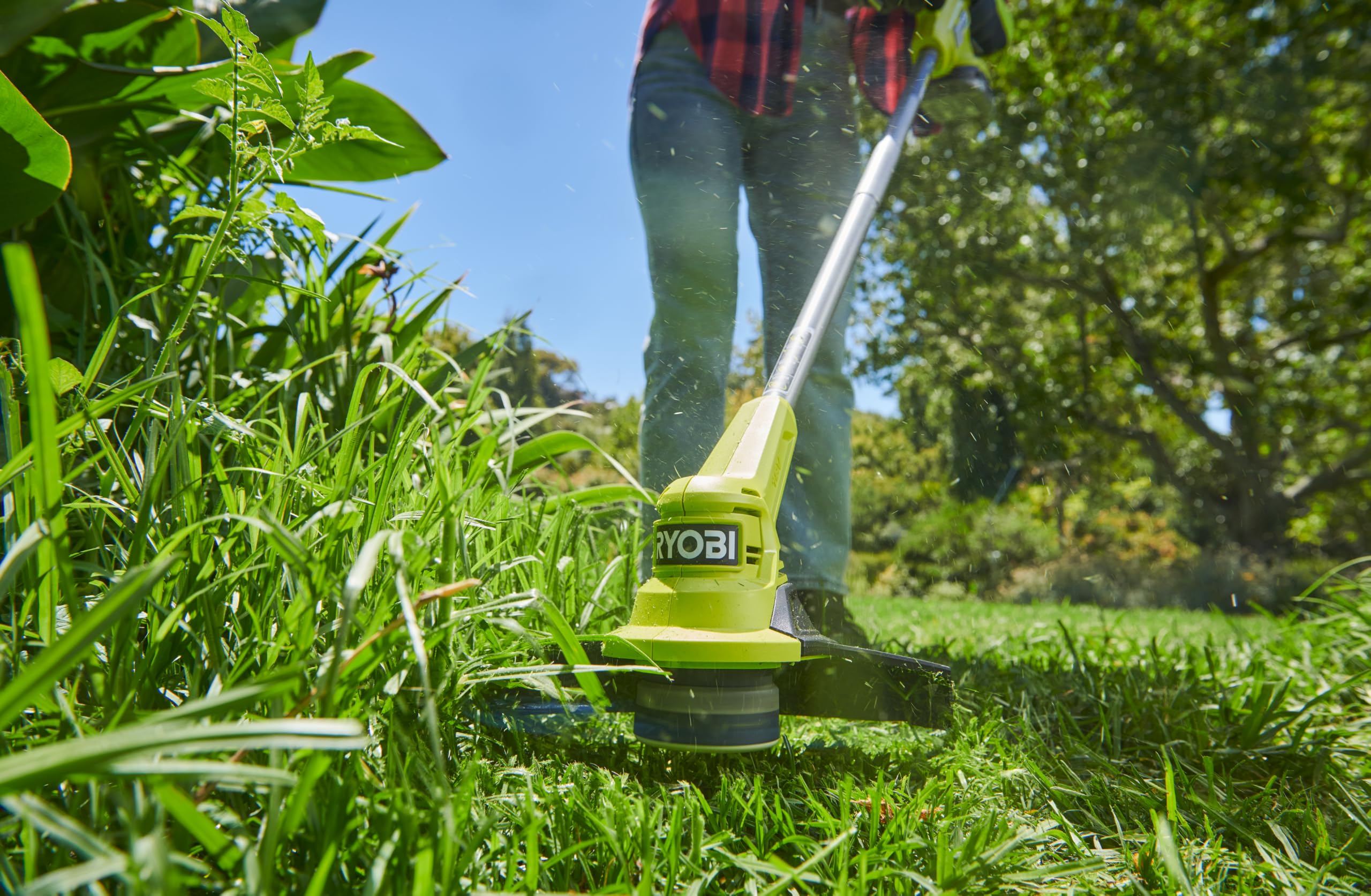 RYOBI 18 V One+ Coupe Bordure à Batterie RY18LT23A-120P, Largeur de Coupe 23 cm avec Lame en Plastique, livré avec Batterie 2,0 Ah et Chargeur