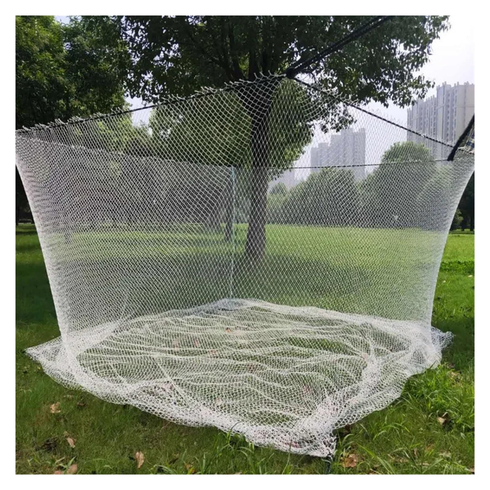 Esta Malla antipájaros de Nailon de 3,0 x 10 m, de Color Blanco, es Ideal para la protección de Jardines y Cultivos, Gatos, Perros y gallinas. Es una Malla de Pesca Duradera de
