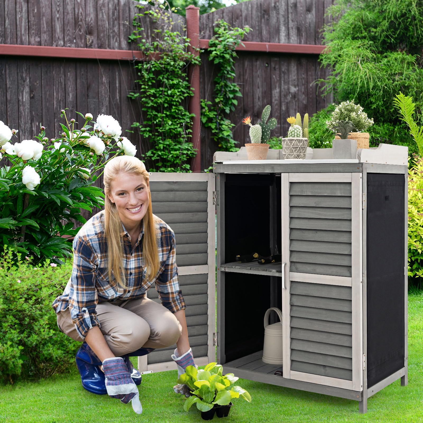 GOPLUS Table de Rempotage de Jardin en Bois de Sapin, 67 x 46 x 99,5 CM, Armoire de Rangement Extérieur, Plateau en Métal, Étagère, 2 Porte Magnétique Persiennes, Rideaux Latéraux, pour Outil, Plante