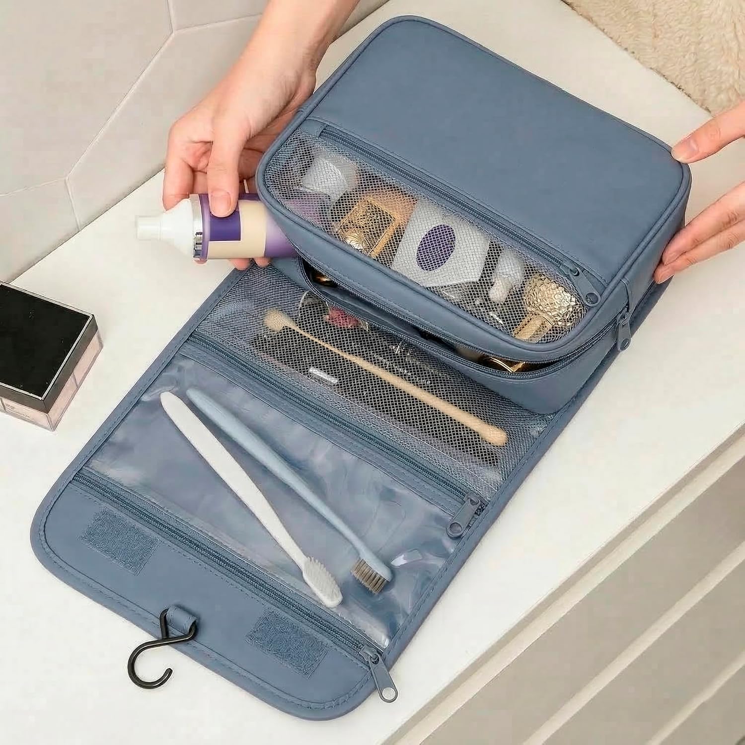Necessaire Organizadora de Viagem Unissex com Gancho, Divisórias e Tecido Impermeável (Cinza) Necessaire Organizadora de Viagem Unissex com Gancho, Divisórias e Tecido Impermeável (Cinza)