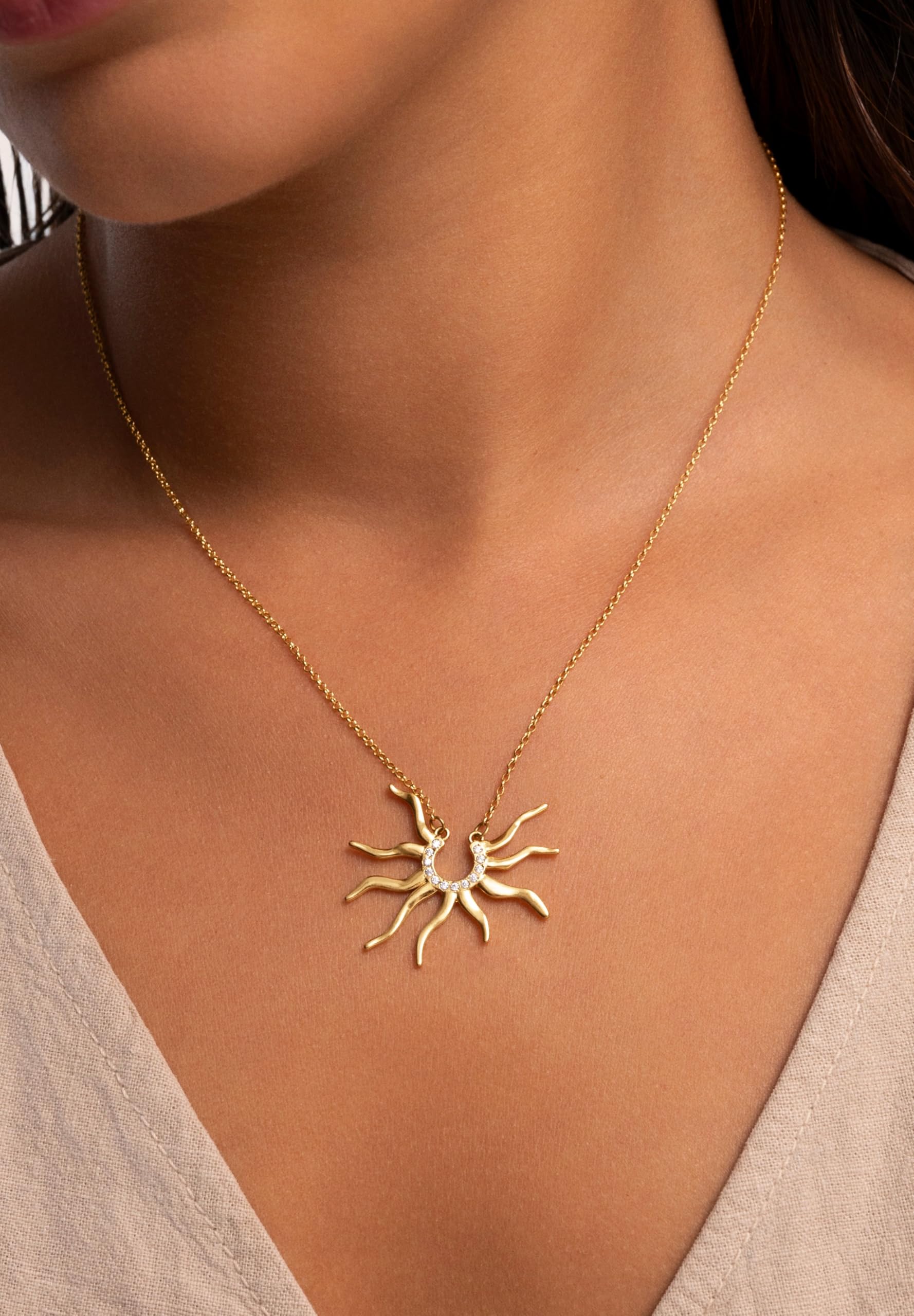 SINGULARU Sole Mio – aus Messing mit 18-karätigem Gold-Finish und Zirkonia-Details – Sonnenmotiv – Schmuck für Frauen