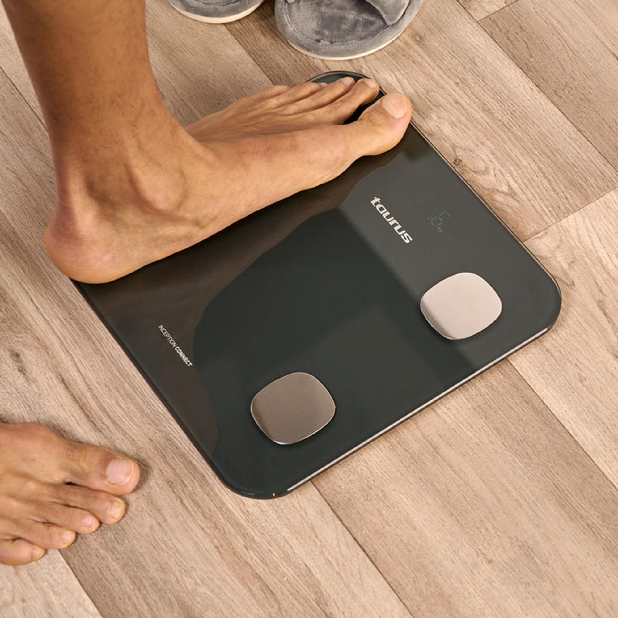 Taurus Inception Connect - Bilancia pesapersone impedenziometrica, bluetooth, app Taurus Connect, misurazioni multiple:% grasso corporeo,% massa muscolare,% massa ossea, memoria 14 utenti