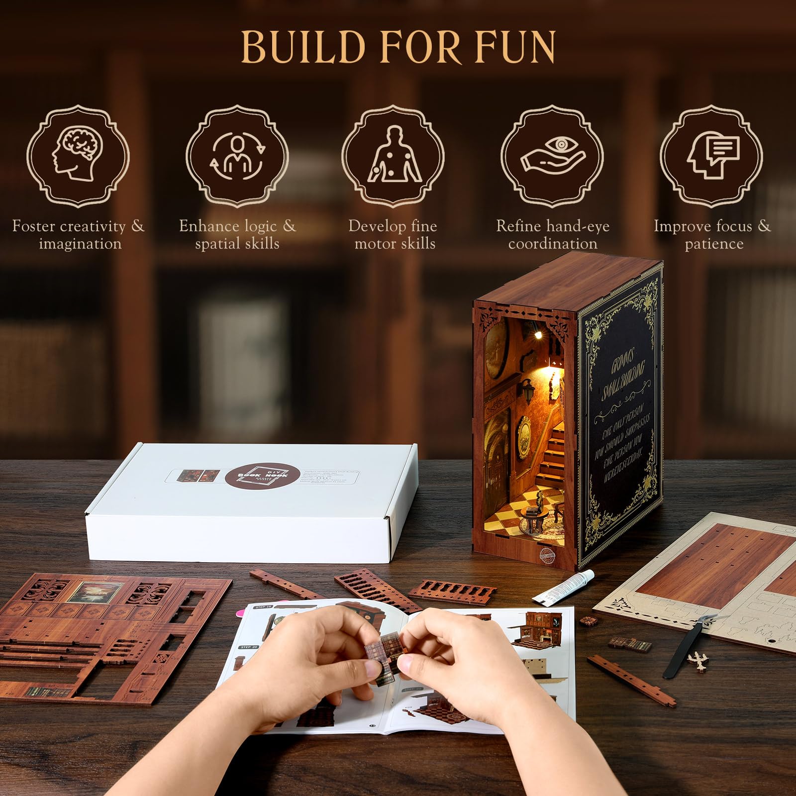 MoKo Kit Coin Lecture, Puzzle 3D en Bois Booknook avec Lumières LED, Kit de Maison Miniature à Monter Soi-même, Coin Lecture Cadeaux Décoratifs pour Adultes et Familles, Contes de Grimm