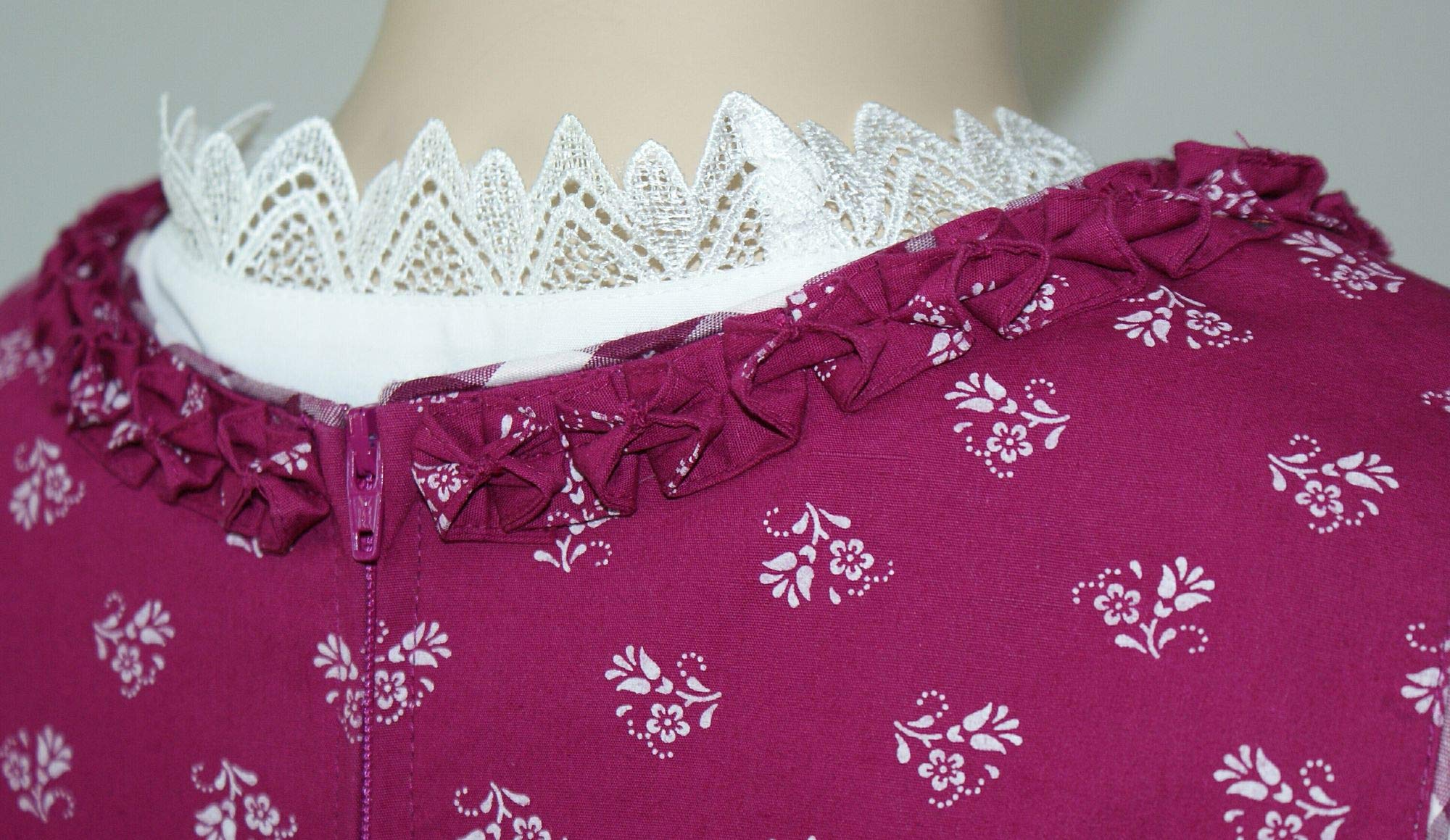 Hammerschmid Dirndl Kleid Trachtenkleid Balkonett Dirndlkleid Baumwolle Spitzen Brust-Schnürung Baumwolldirndl pink Fuchsia waschbar Streublumen mit Karo-Schürze pflegeleicht