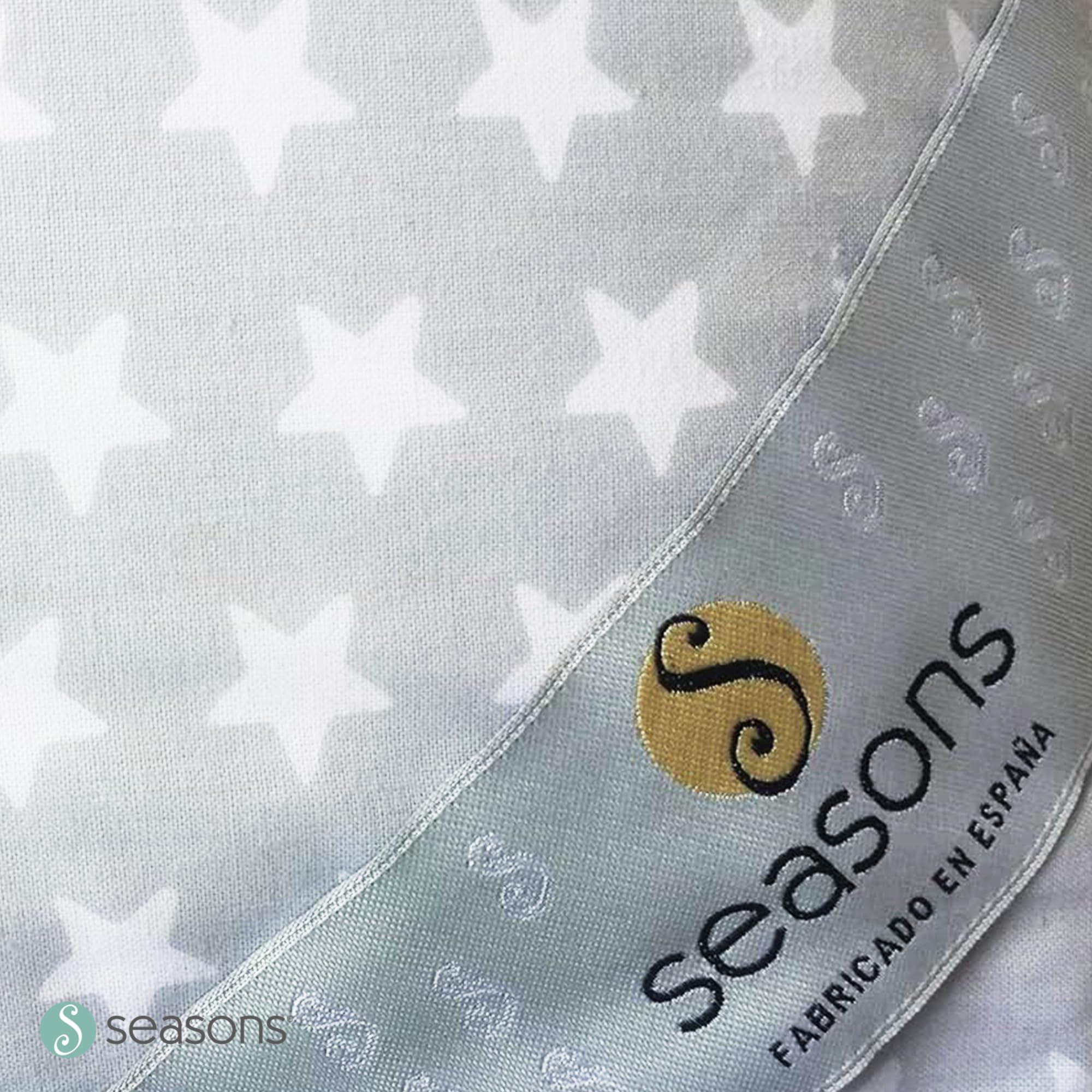 SEASONS - Almohada Viscoelástica 90 cm para Niños, Doble Funda con Cremallera, Almohada Baja de 9 cm, Transpirable, Tejido Exterior con Estrellas, Fabricado en España