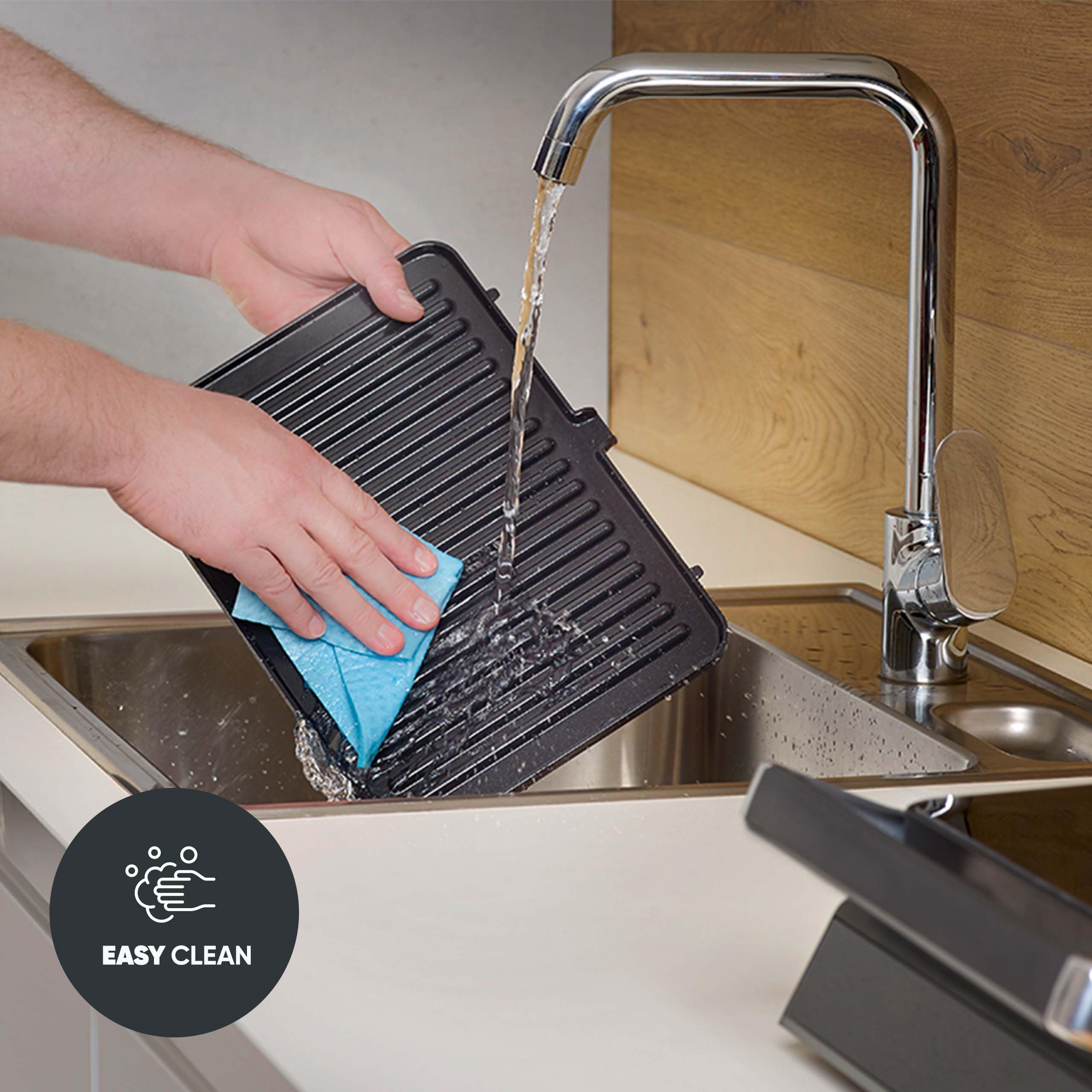 SEVERIN SEVINI COMFORT Multi-gril viande 5 programmes, Gril avec fonction plancha, Gril électrique multifonction pour légumes, steaks et paninis, Plaques avec revêtement céramique, Noir/Inox, KG 2399