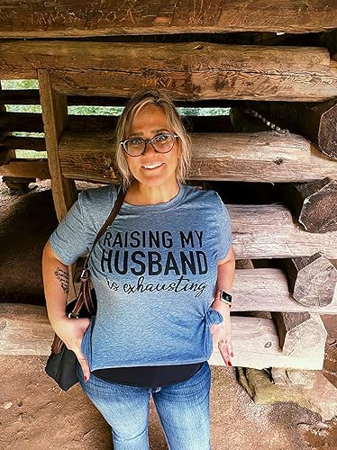 Miniatura 3 de Camiseta divertida para mujer "Raising My Husband is Exhausting" Regalos para esposa Navidad