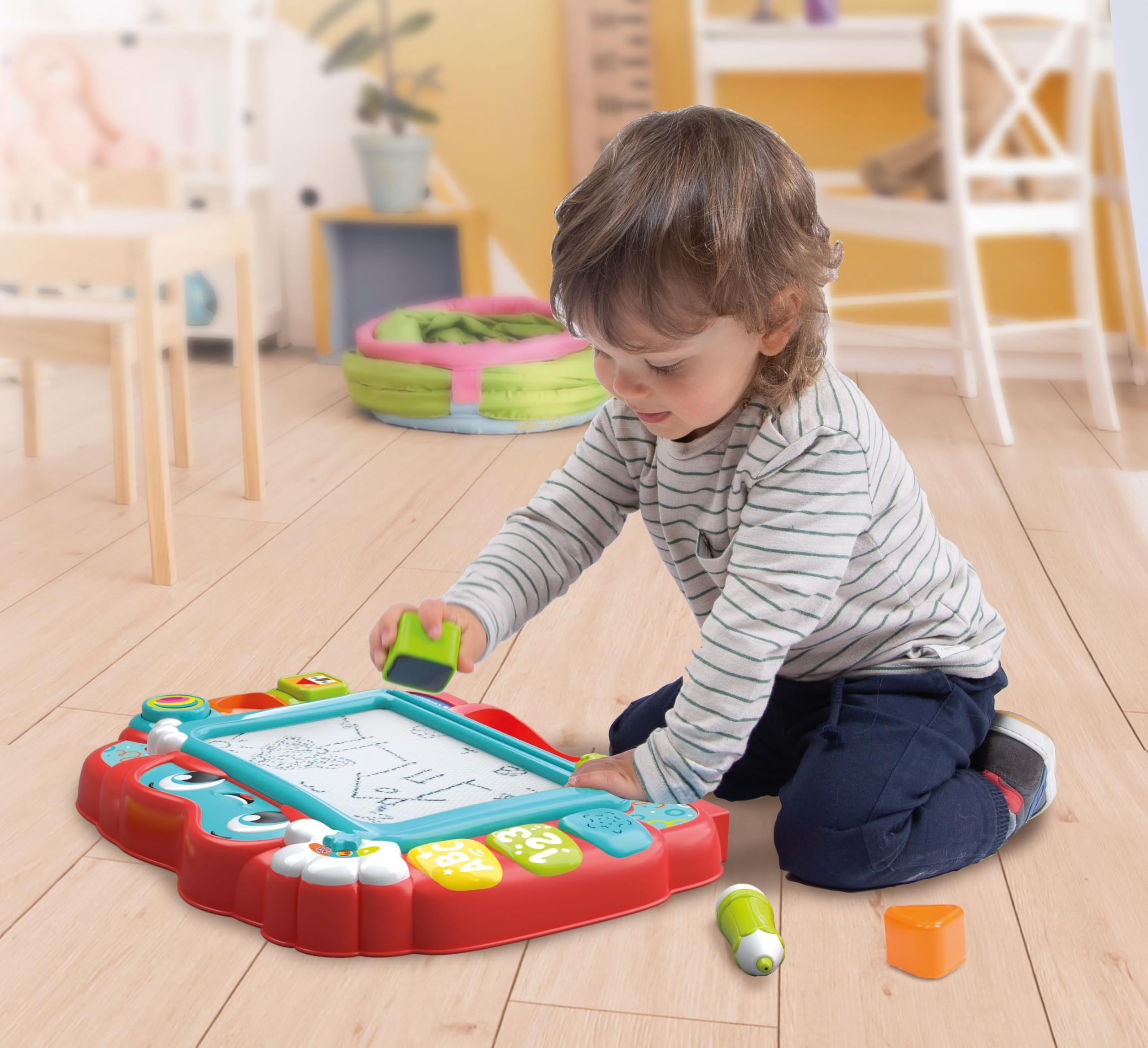 Clementoni Baby Pizarra Canta y Aprende – Juego electrónico Interactivo, Pizarra magnética para niños de 18 Meses, educativa con números y Palabras, Centro de Actividades parlante, Italiano e inglés,