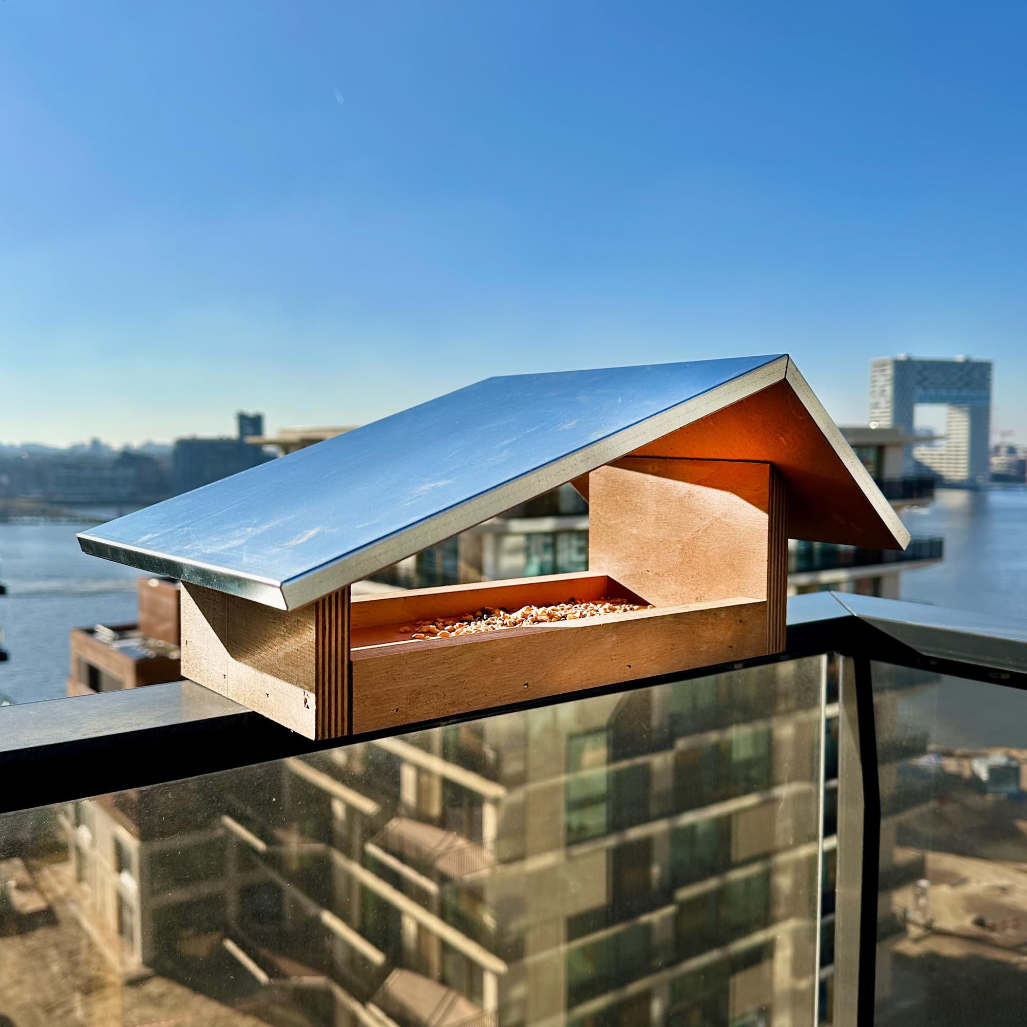 GARTENETAGE Balkon-Futterstelle aus wetterfestem Naturholz, Metalldach, einfache Montage, robuste Befestigung – Ideales Vogelhaus für den Balkon, modernes Design, exklusiv