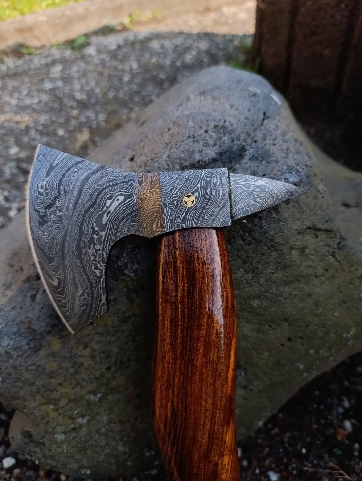 Tatla Wikinger-Axt aus DamastStahl- Handgeschmiedete Jagdaxt mit Rosenholzgriff, Wikinger-Bartaxt für Outdoor und Camping, Spaltaxt, echtes Geschenk für Weihnachten oder Geburtstag,