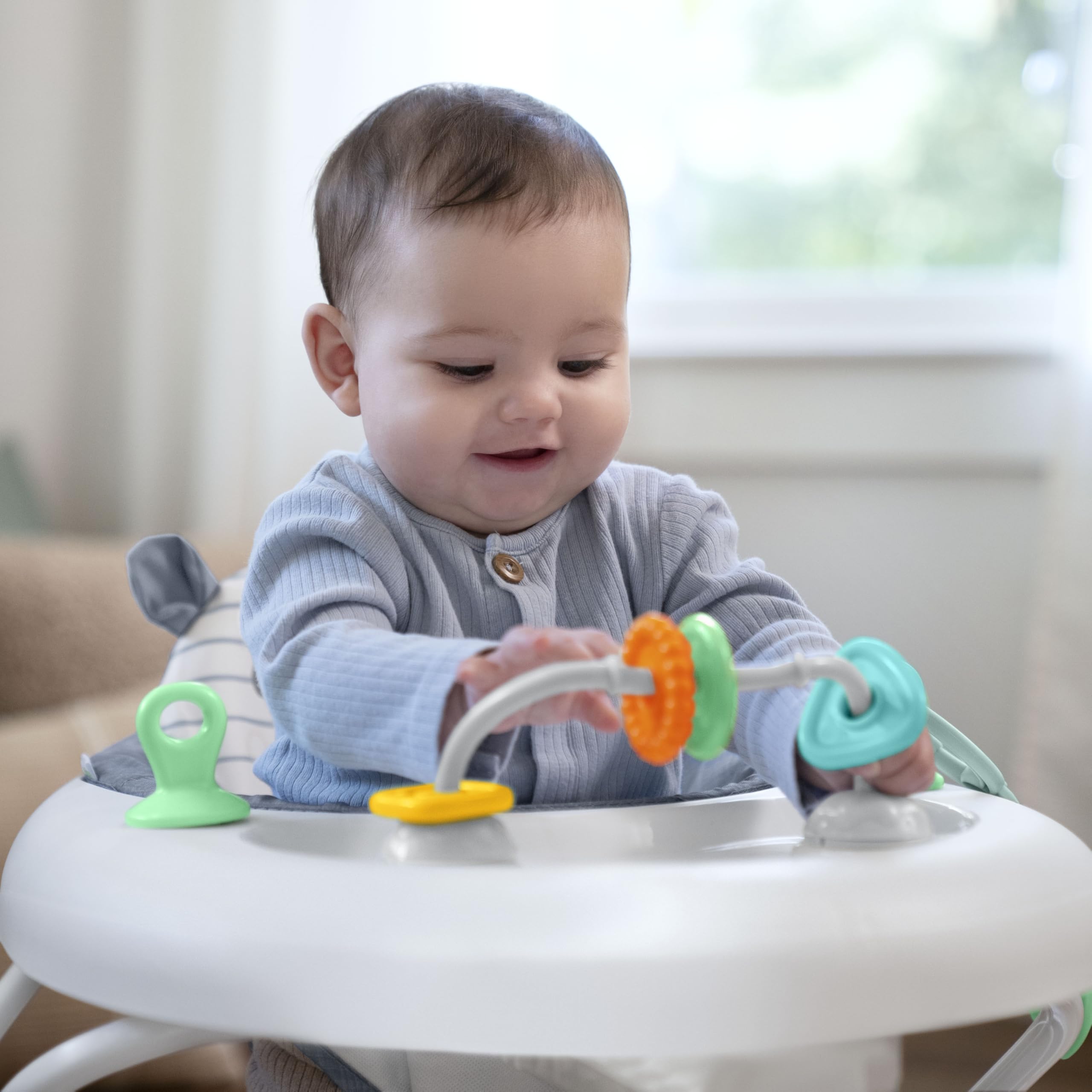 Ingenuity, Trotteur Évolutif Smooth Strides - Chambray, Trotteur avec Activités, 3 Hauteurs Réglables, Arc d'Activités Ajustable avec Jouets Inclus, pour Bébé de 6 à 12 Mois