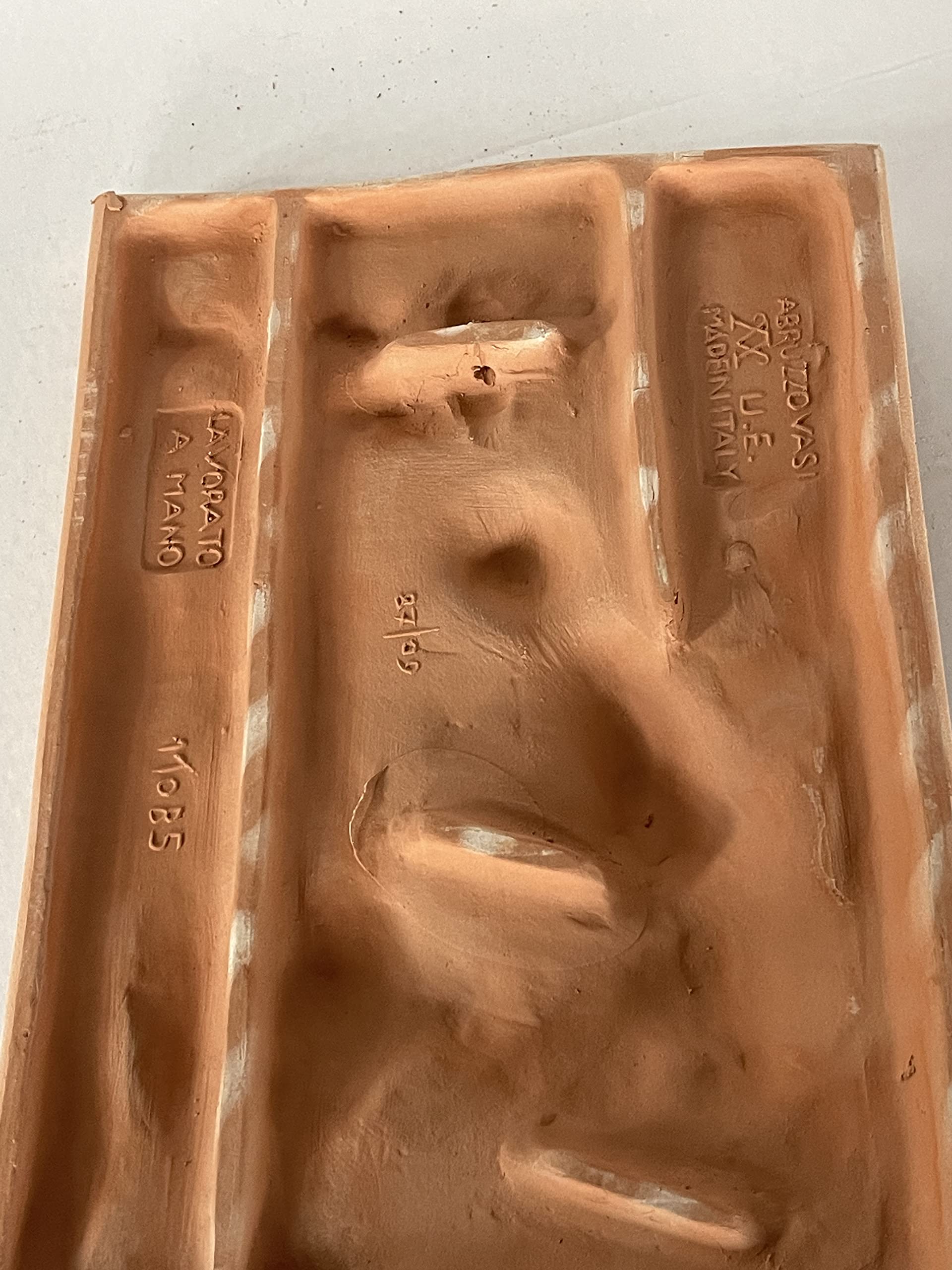 Paneles de terracota repleto antiguos mensajeros