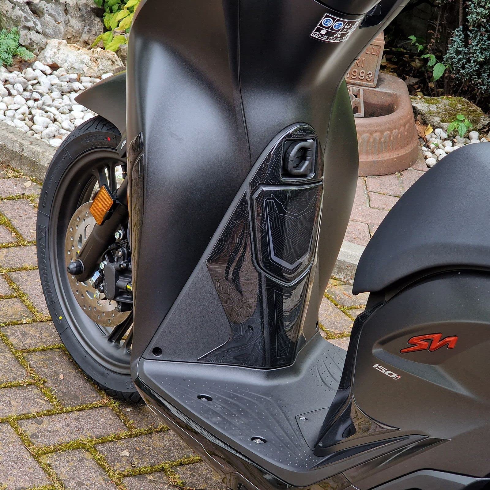 Resin Bike Kit Adesivi Moto Compatibile con Honda SH 125 SH 150 2020-2026. Protezioni Grip Moto Serbatoio Completa da Urti e Graffi. Adesivi Resinati con Effetto 3D Made in Italy