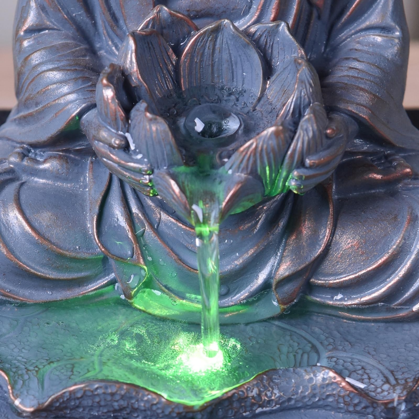 Fontaine d’Intérieur Bouddha Méditation Lotus Lumière LED Coloré – Déco Zen Salon Chambre - Fontaine de Table Mouvement Relaxant - Porte-Bonheur Cadeau Utile Femme et Homme – H 26cm – Sutra Zen’Light