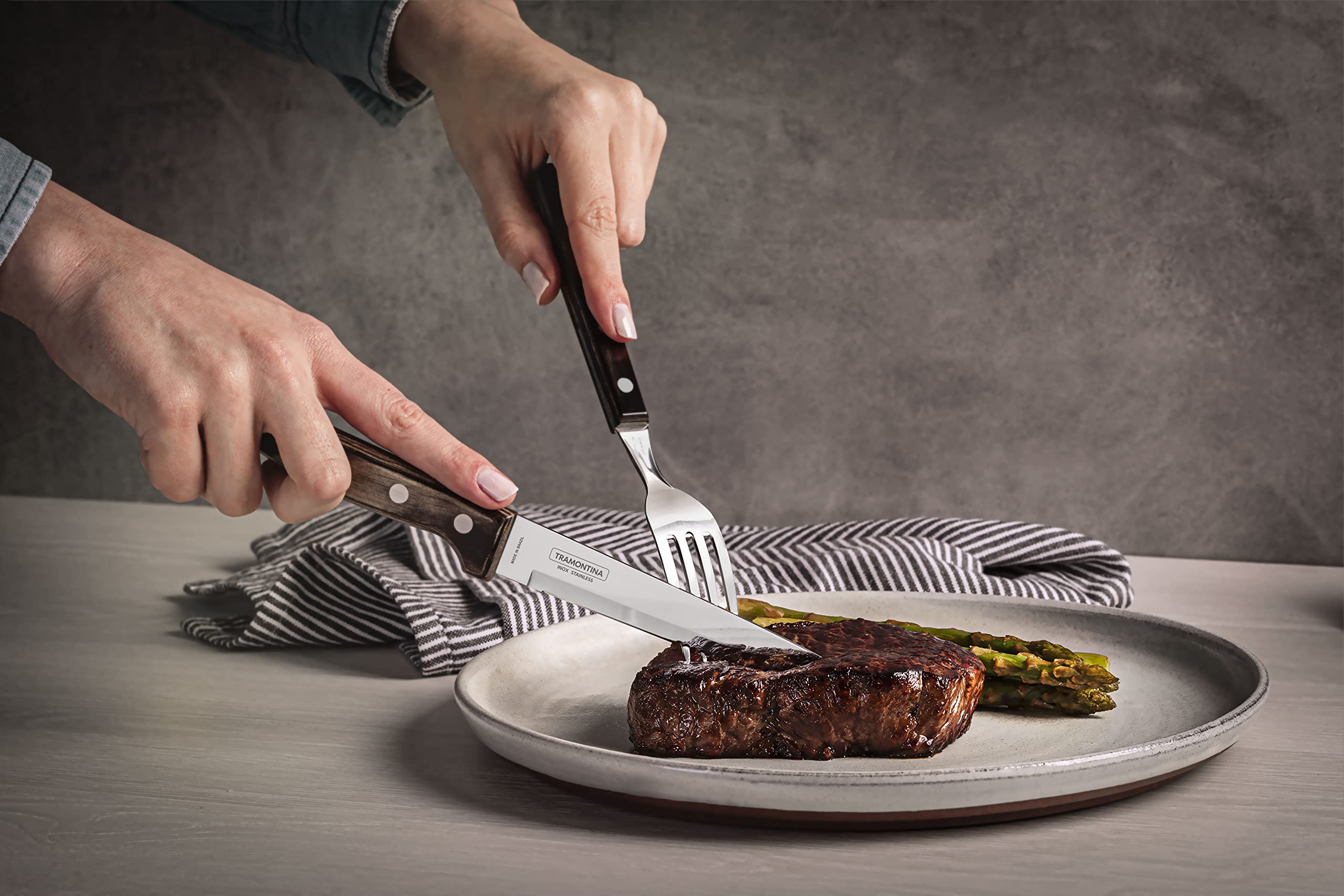 TRAMONTINA - Set di posate Churrasco, per carne, in acciaio inox e manici in legno polywood in colore castano, utensili con rivetti, 8 pezzi