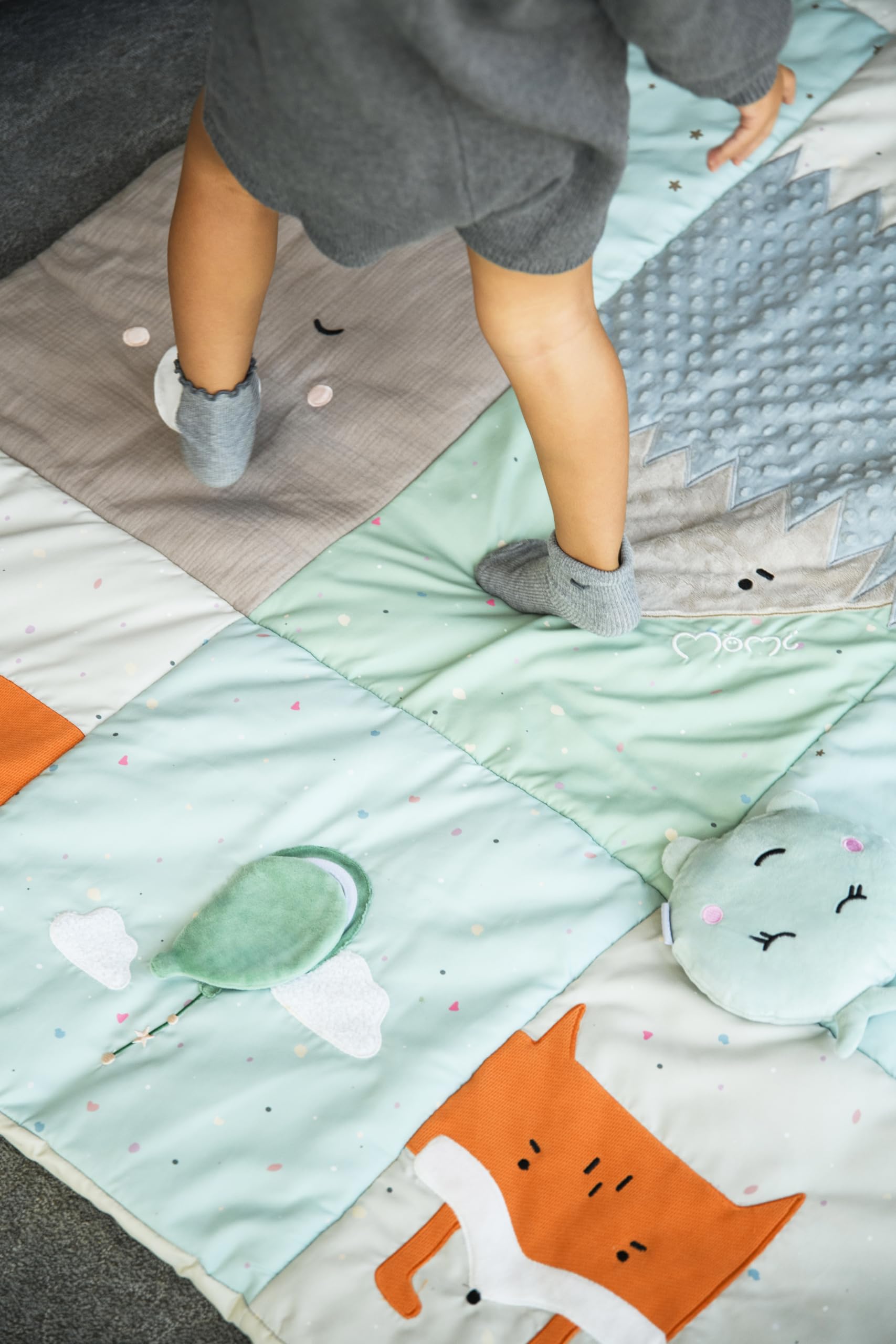 Momi VOLPI Alfombra sensorial para bebés y niños pequeños 120 x 160 cm, Alfombra de Juego y Manta para Gatear para niñas y niños, Plegable en una Bolsa con Asas de Transporte