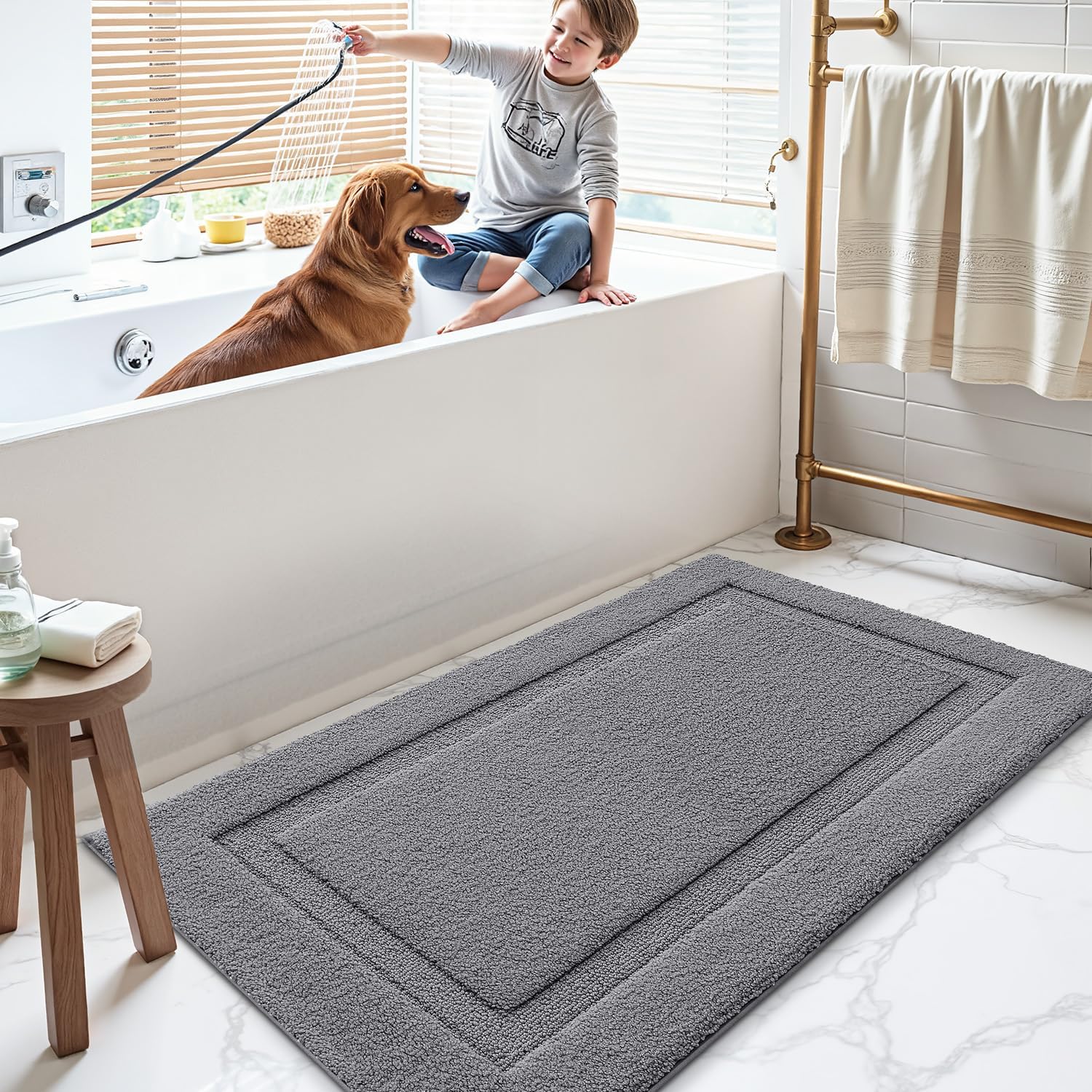 LUMI rutschfest Badematte, Weich und Saugfähig, Grau, 60 x 90 cm | Mikrofaser Badteppich, Maschinenwaschbar Badezimmerteppich, ideal für Dusche, Badewanne, Waschbecken, Wäsche und Hotelzimmer