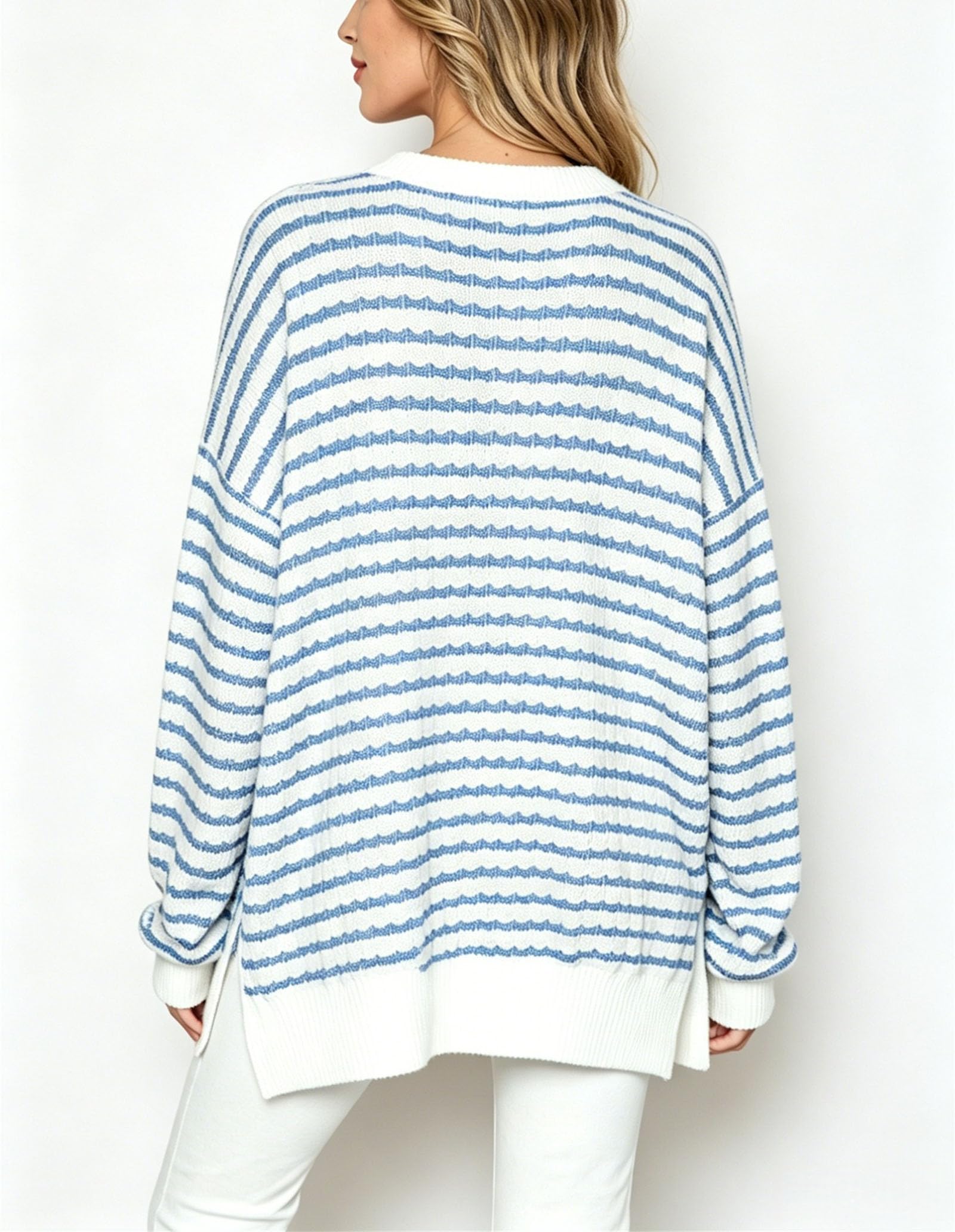 Damski sweter oversize w paski, okrągły dekolt, z rozcięciami po bokach, długi rękaw (różowy, L)