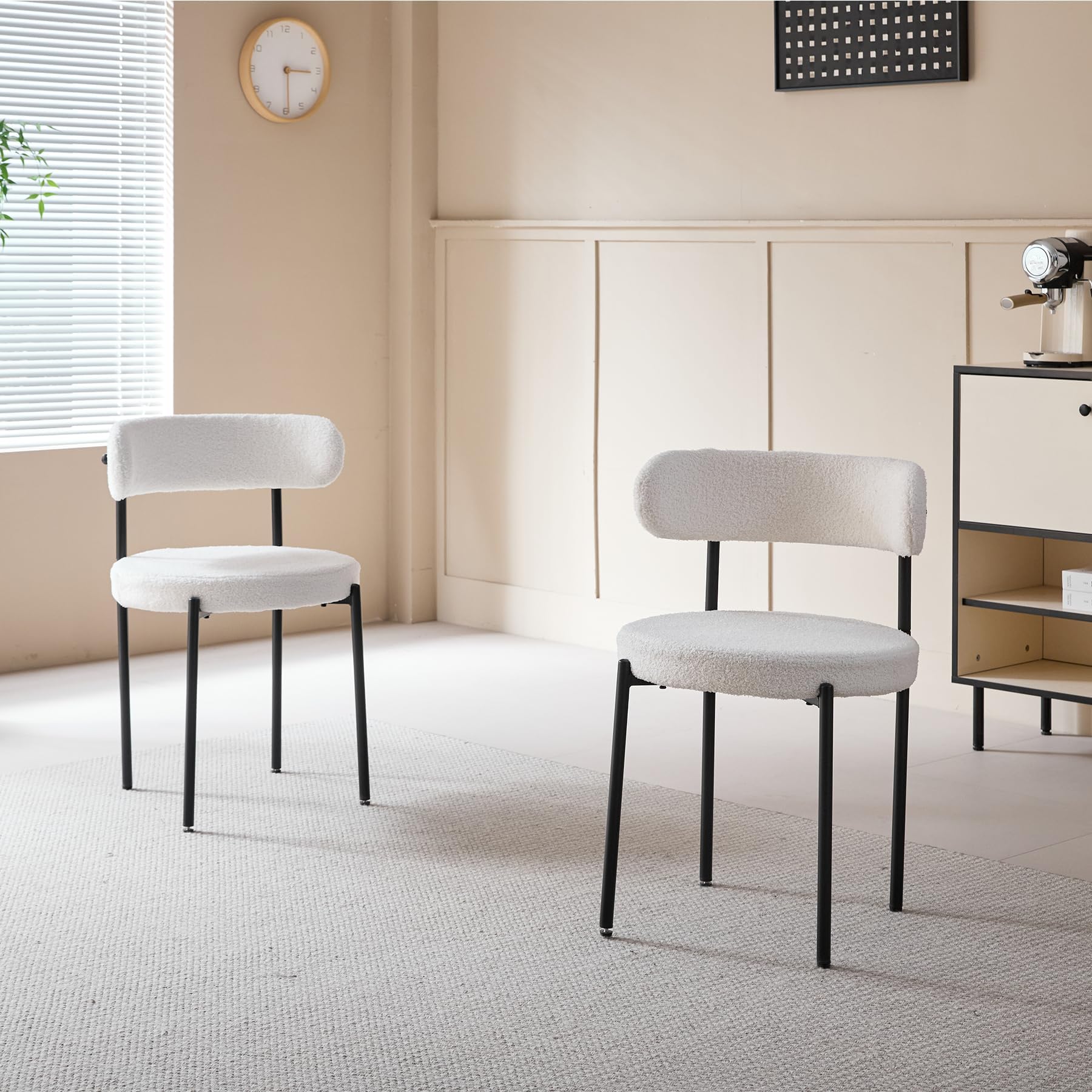 Essgruppe, Runder Esstisch (100 cm) + 4 Esszimmerstühle aus Lammfell-Imitat — Bietet Platz für 4–6 Personen (Dunkelbraun + Weiß)