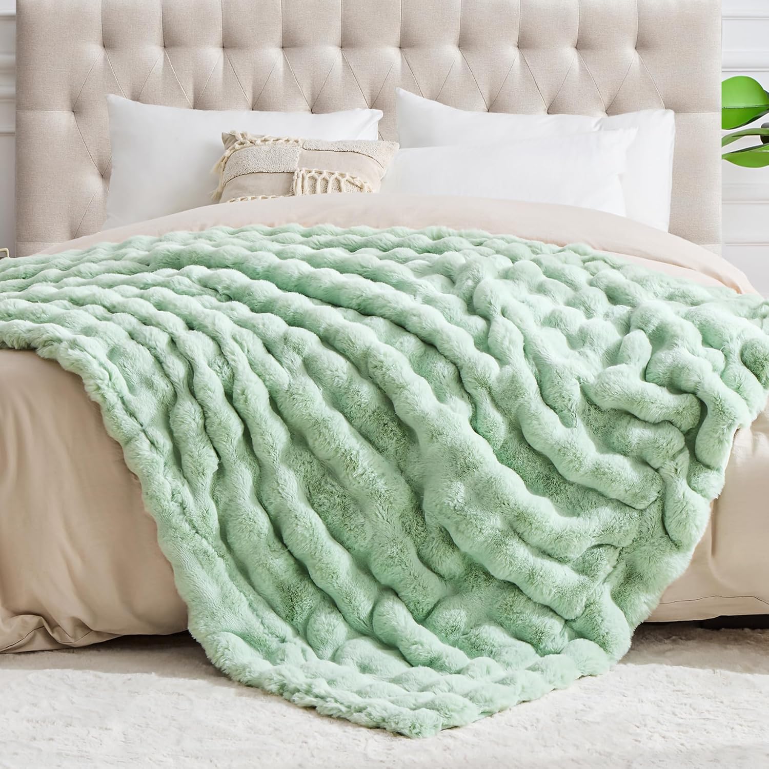 Luxury 1000GSM Faux Rabbit Fur Throw Blanket, Super Heavy Warm Cozy Blankets for Couch Bed Sofa, Bubble Plush Fuzzy Elegant Soft Reversible Mink Blanket for Living Room Bedroom, Green
