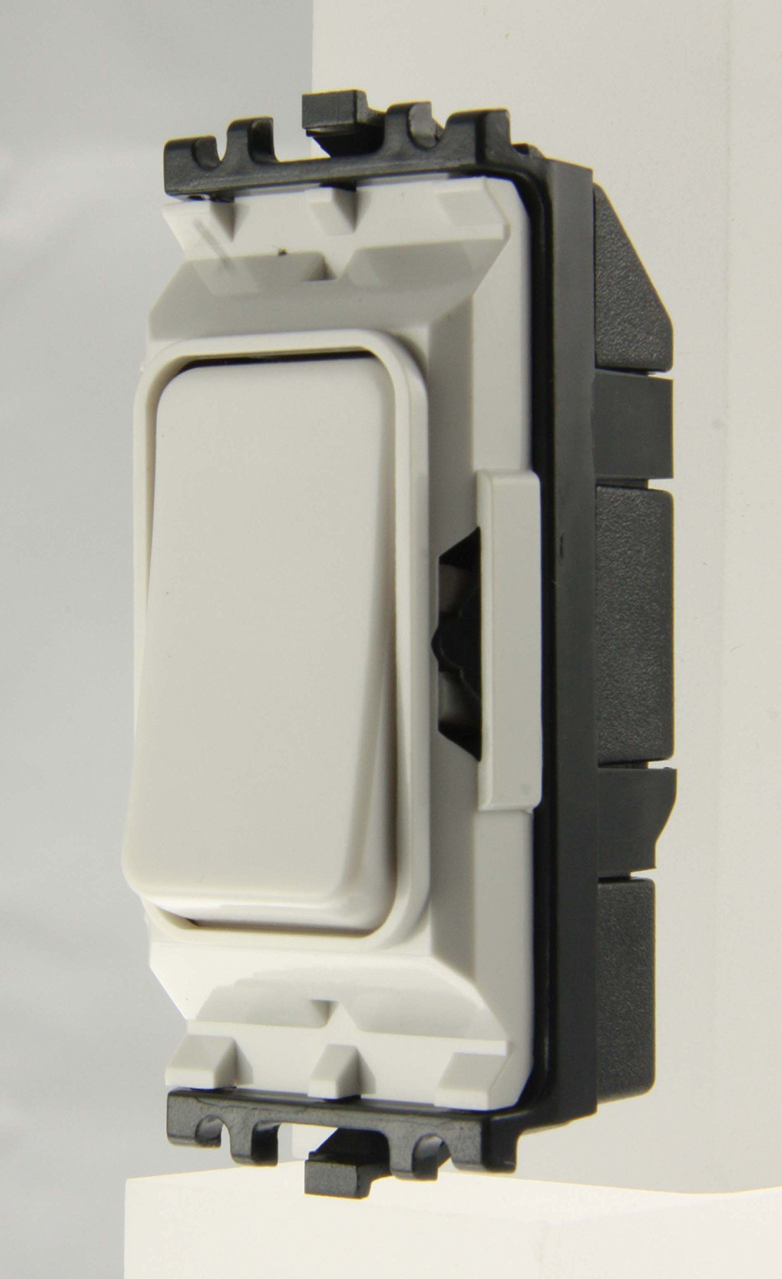 MK (ELECTRIC) Edge 10 Amp Sp 2 Way Retractive White Switch Module with Press Mark