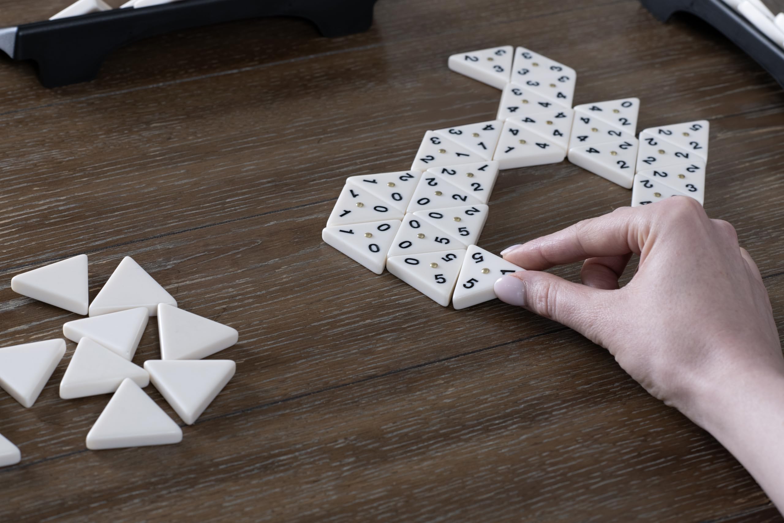 Goliath Triominos 6 graczy - Gra planszowa dla dzieci od 6 lat - Innowacyjna 3-stronna gra Domino - Gra strategiczna i myślowa - Do zabawy z rodziną lub przyjaciółmi - 2-6 graczy