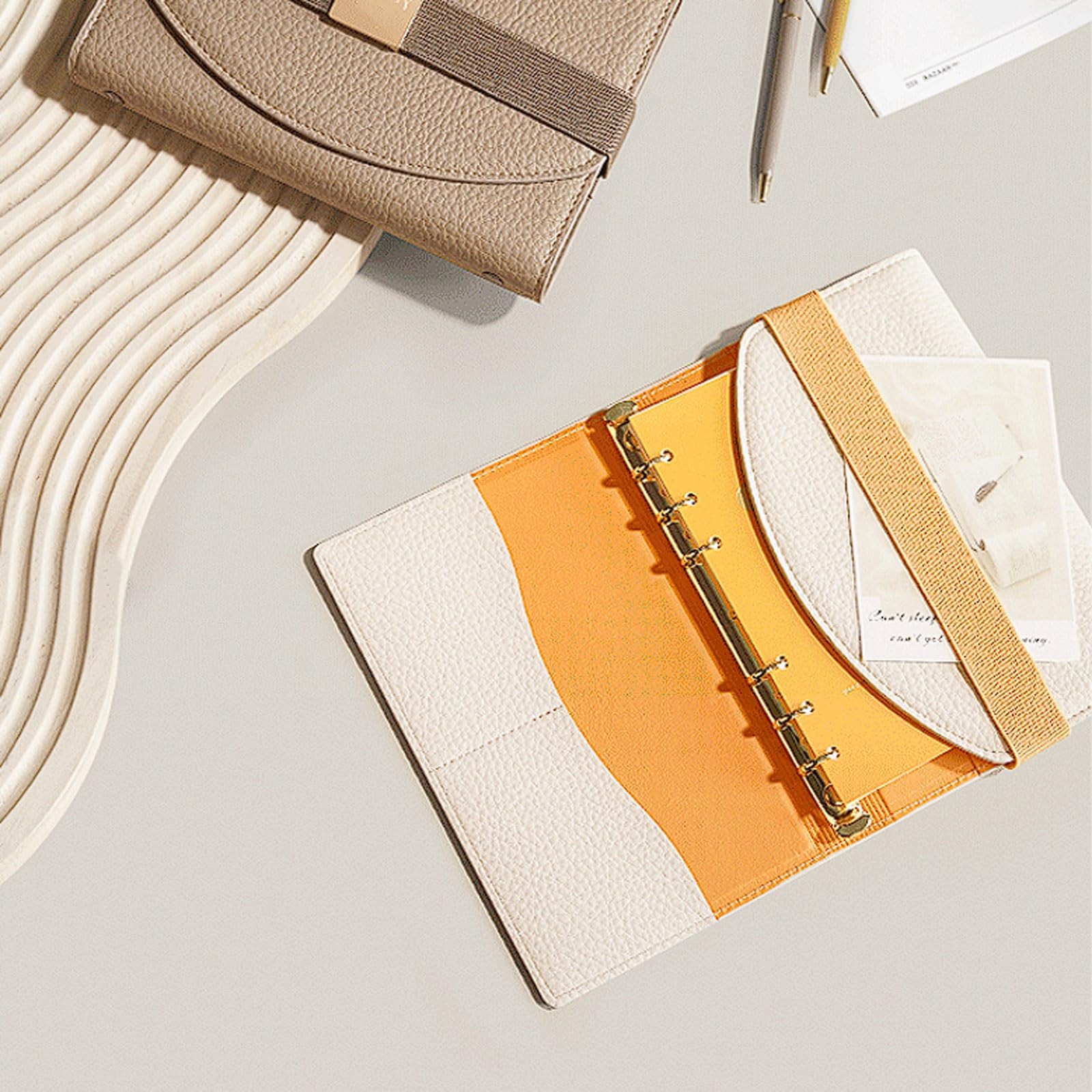 esmen A5 A6 Notizbuch-Set aus weichem Leder mit losen Blättern, Metallschnallenverschluss Stifthalter und Taschen, mehrseitiges Layout(Geel,A5)